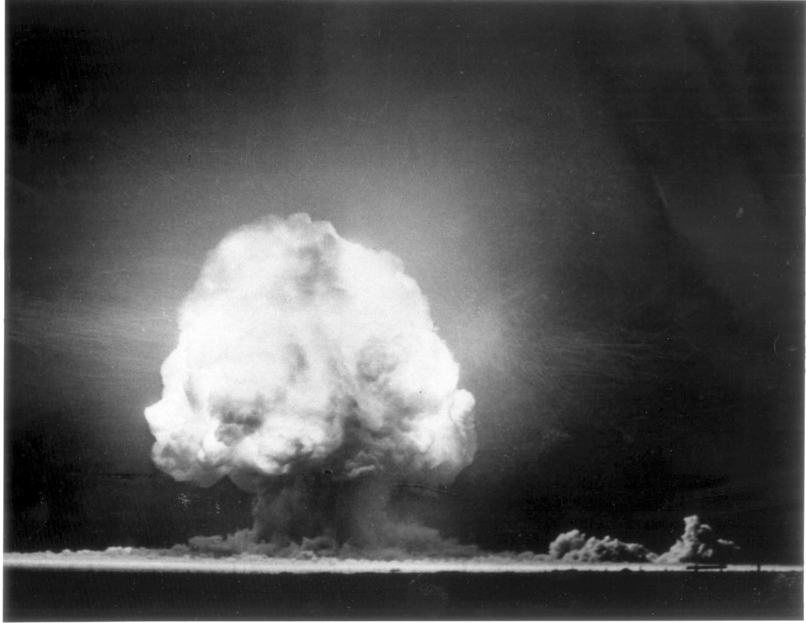 Esta imagen del 16 de julio de 1945 muestra la primera bomba atómica 12 segundos después de la explosión, durante la prueba "Trinity" en Nuevo México.