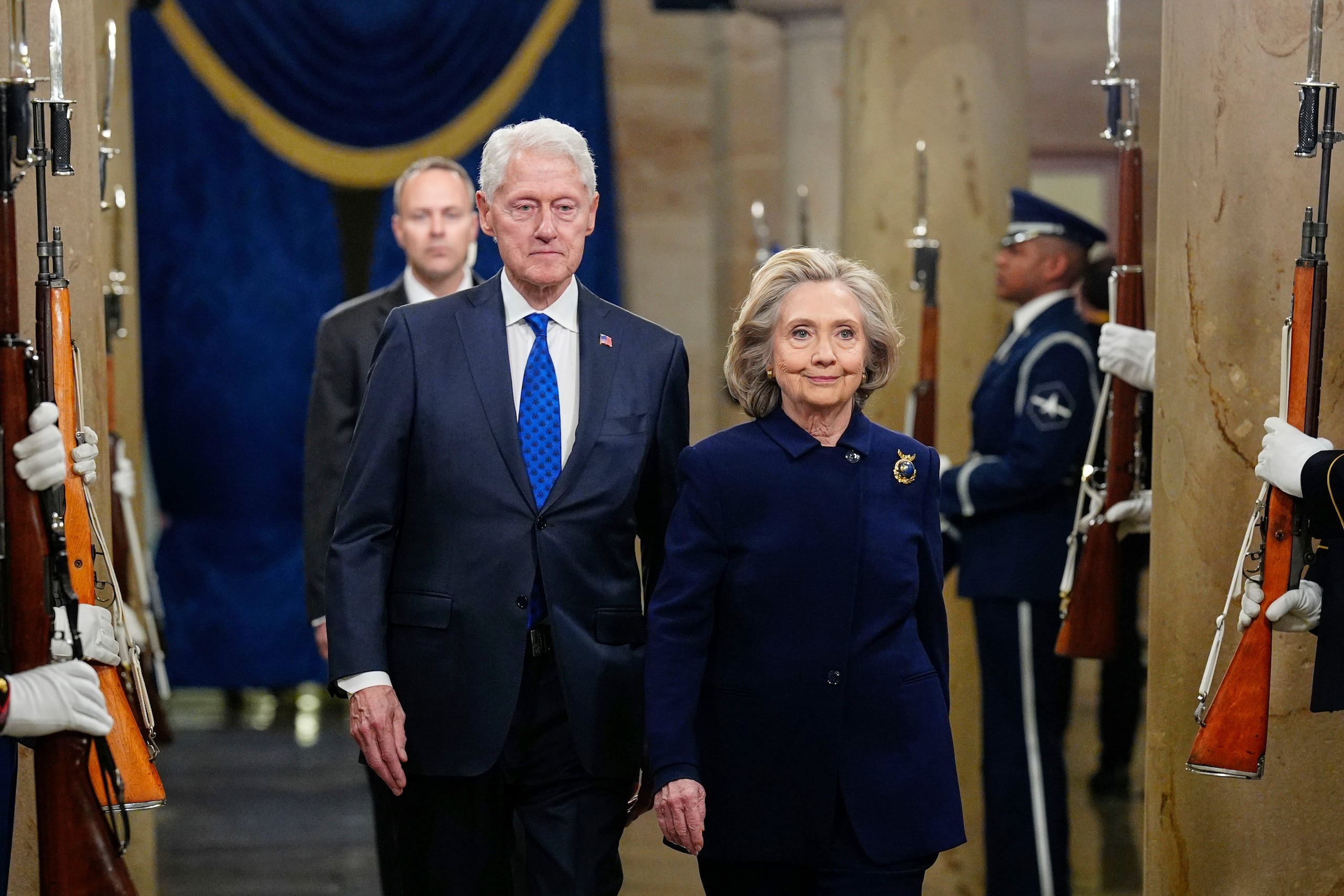 El comité también ha pedido a los antiguos funcionarios que comparezcan para prestar declaración a lo largo de agosto, septiembre y octubre, concluyendo con Hillary Clinton el 9 de octubre y Bill Clinton el 14 de octubre.