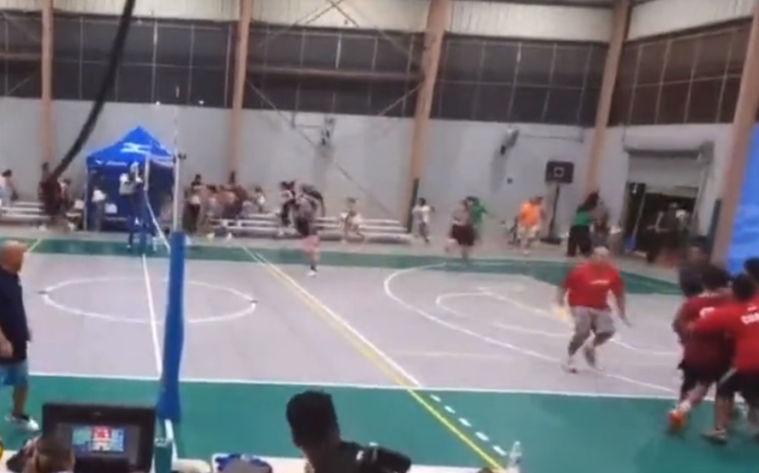 Se formó un corre y corre cuando un hombre sacó un arma y disparó en medio de un partido de volleyball en el Instituto del Niño, en San Juan.