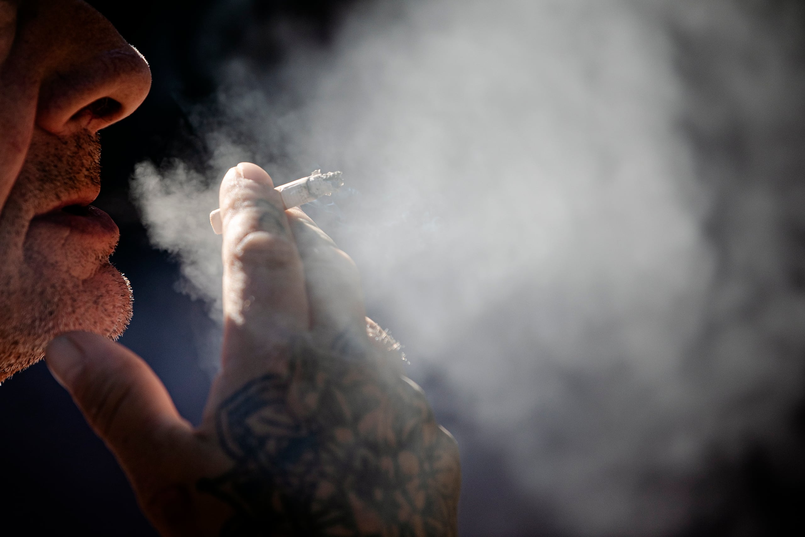 Imagen de archivo de un hombre fumando. EFE/Jorge Zapata.