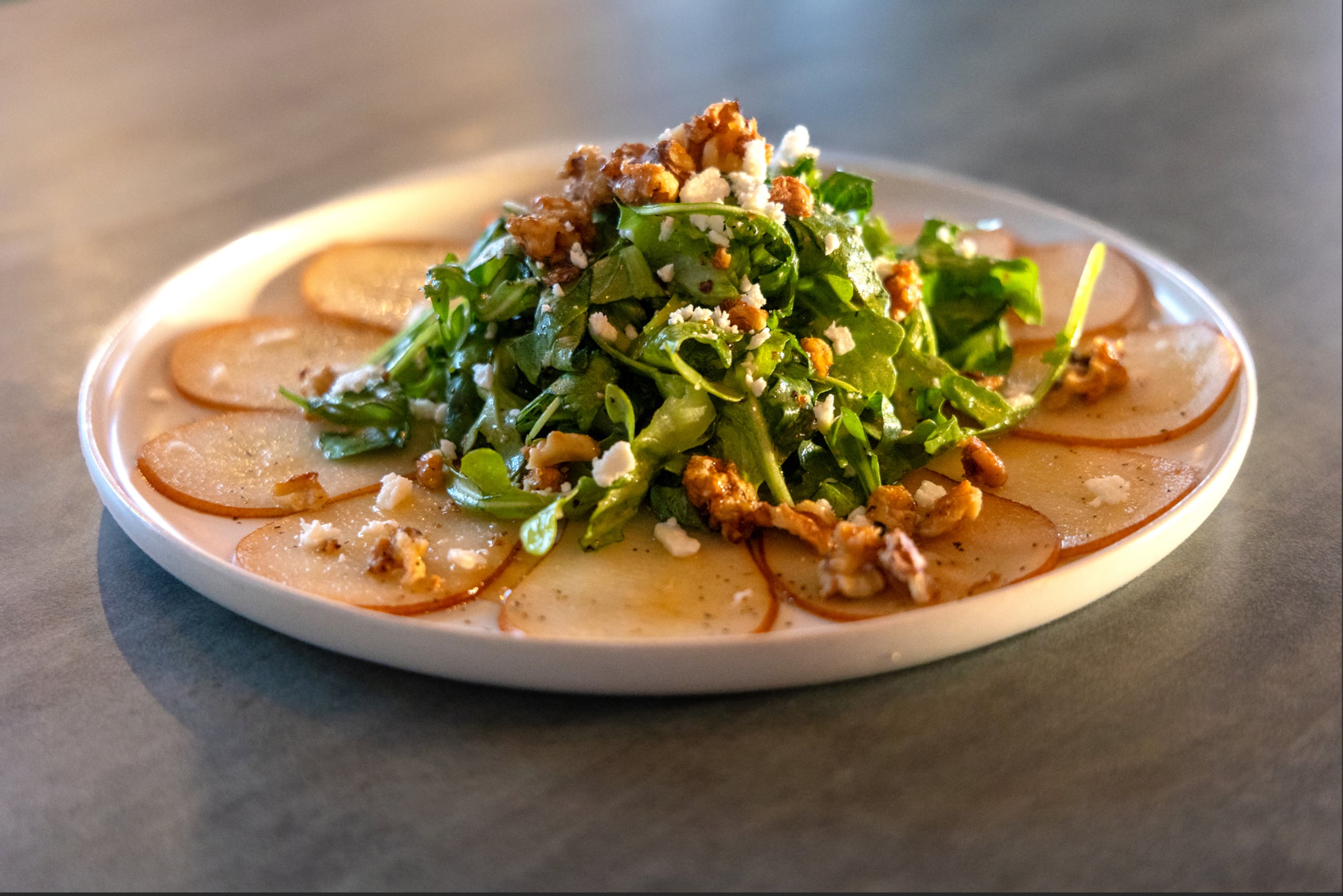 Entre sus platos destacan opciones como escargots con hierbas, ropa vieja de pato y bowls coreanos de bulgogi, así como nuevas creaciones que incluyen chuletas de cordero de Nueva Zelanda y pechuga cocinada sous vide.