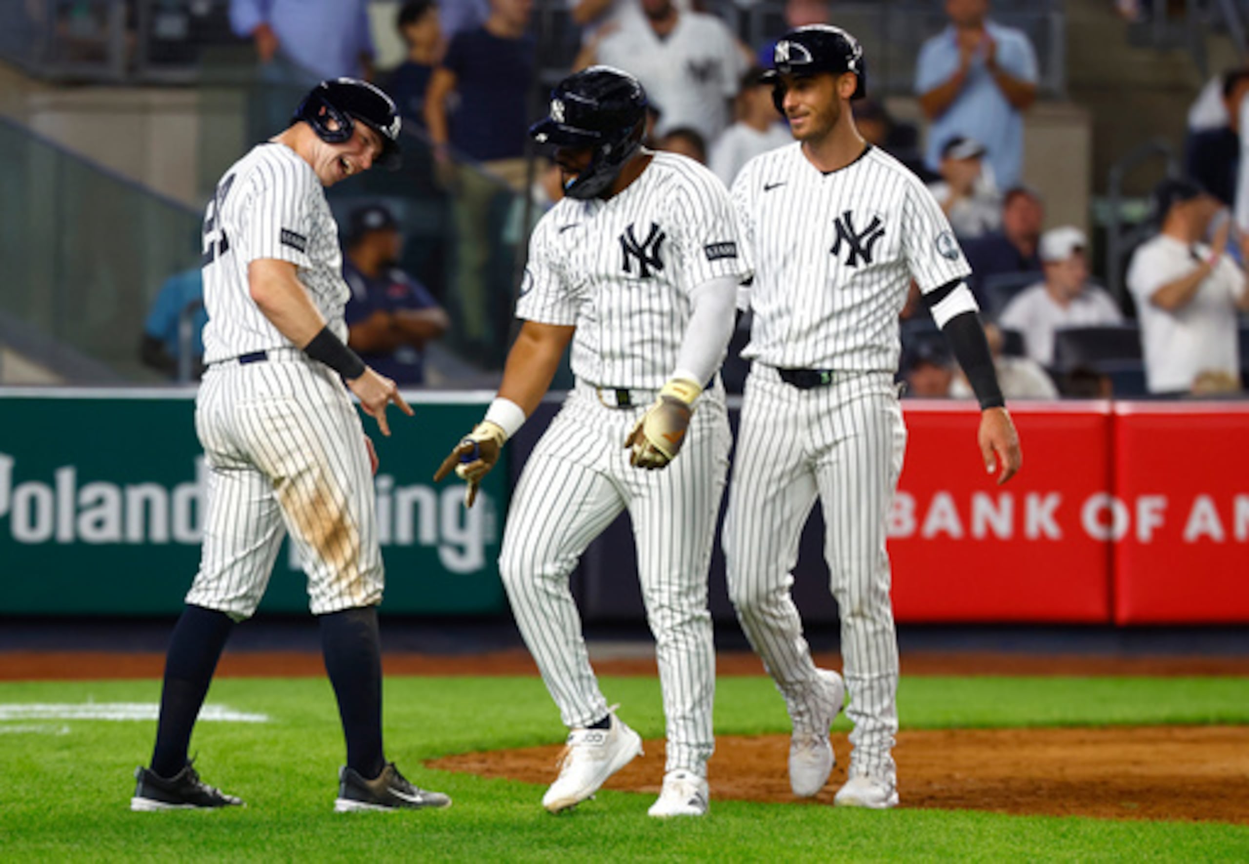 Ben Rice, de los Yankees de Nueva York (a la izquierda), y Heliot Ramos (a la derecha) celebran el jonrón de tres carreras de Ramos durante la octava entrada de un partido de béisbol contra los Rockies de Colorado, el martes 8 de septiembre de 2026, en Nueva York. (Foto AP/Noah K. Murray)