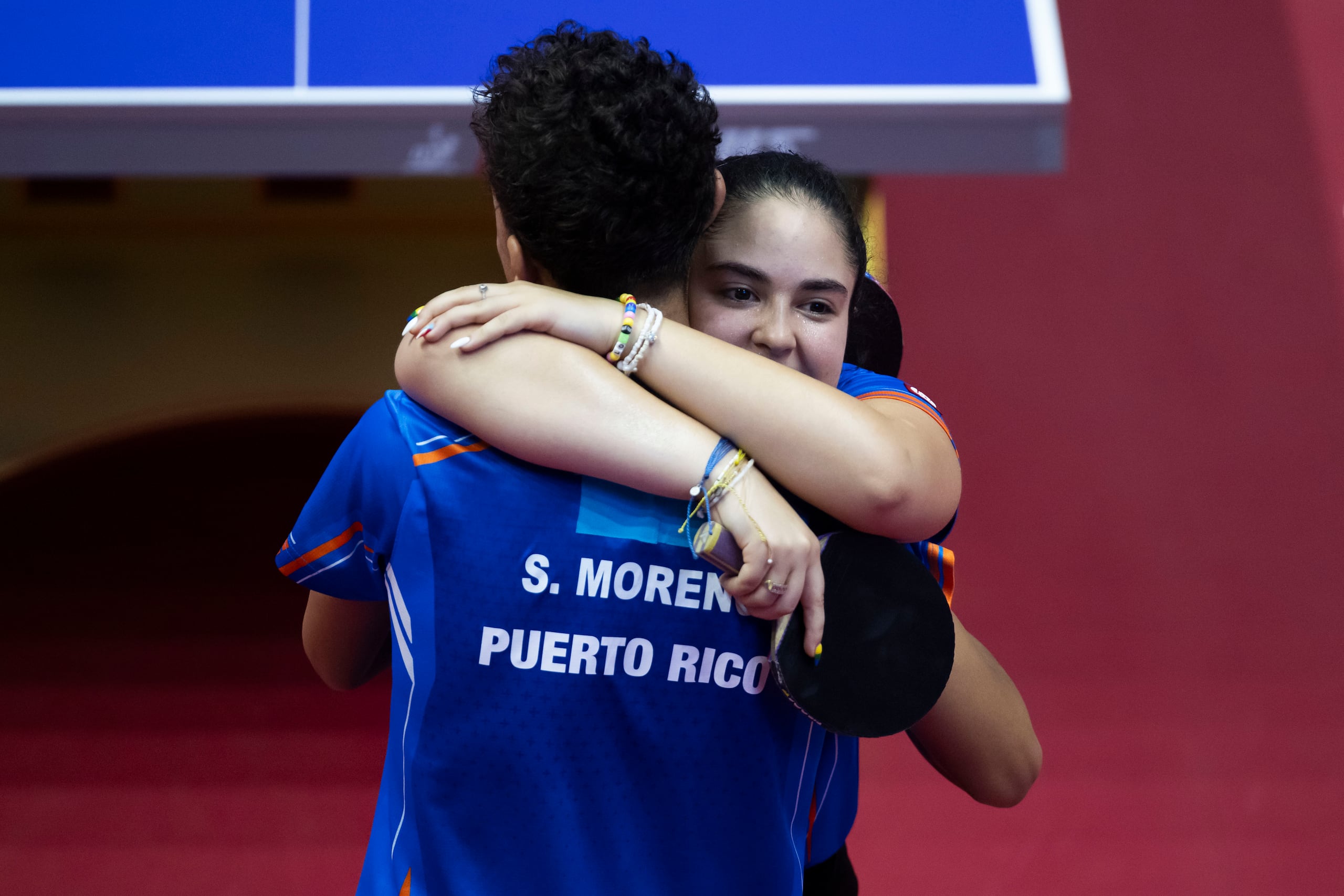 Steven Moreno y Brianna Burgos se abrazan durante el partido por la medalla de oro de dobles mixto en los Juegos Centroamericanos y del Caribe.