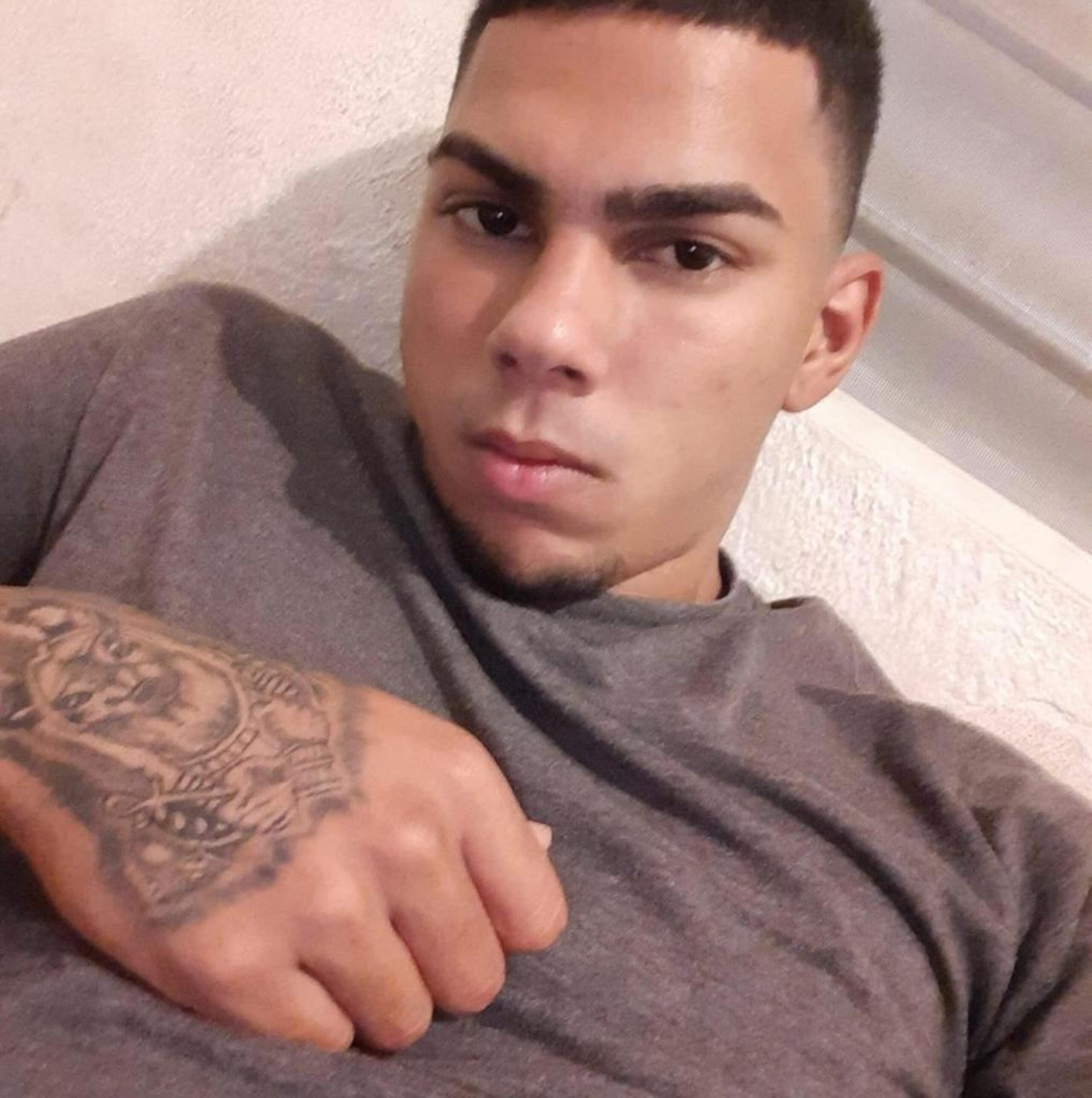 Contra Melvin Rafael Rosario Nieves pesa una orden de arresto con una fianza de $500,000.00, por delitos de asesinato en primer grado, violación a la Ley de Armas y el uso de un disfraz en la comisión de un delito.