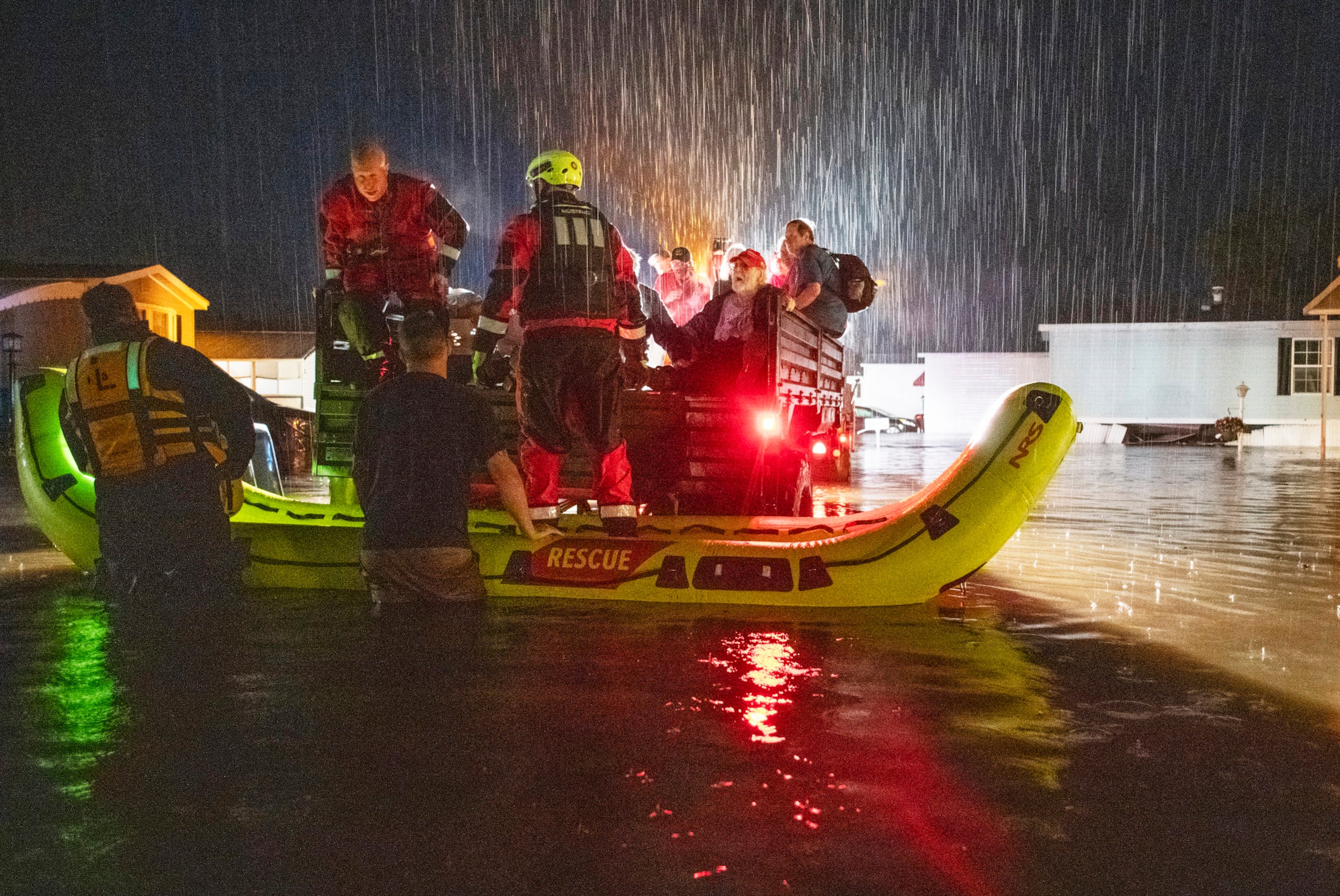 El gobierno local dijo el martes por la mañana que los residentes cerca de un arroyo y del río North Nasua en Leominster debían “evacuar de inmediato” como precaución debido a “un posible problema en la represa de Barrett Park Pond”.