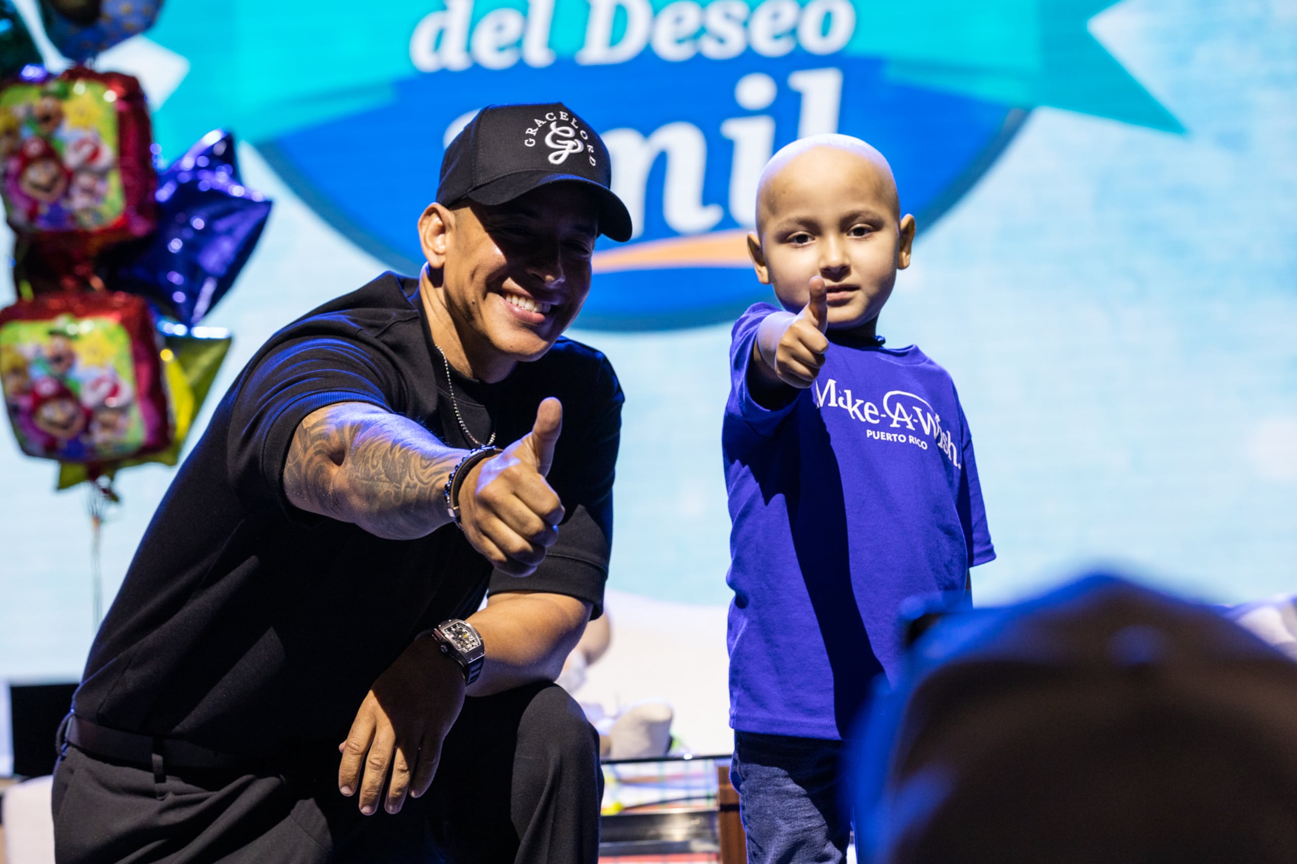 Mateo Emiliano Morán Márquez junto al exponente urbano Daddy Yankee.