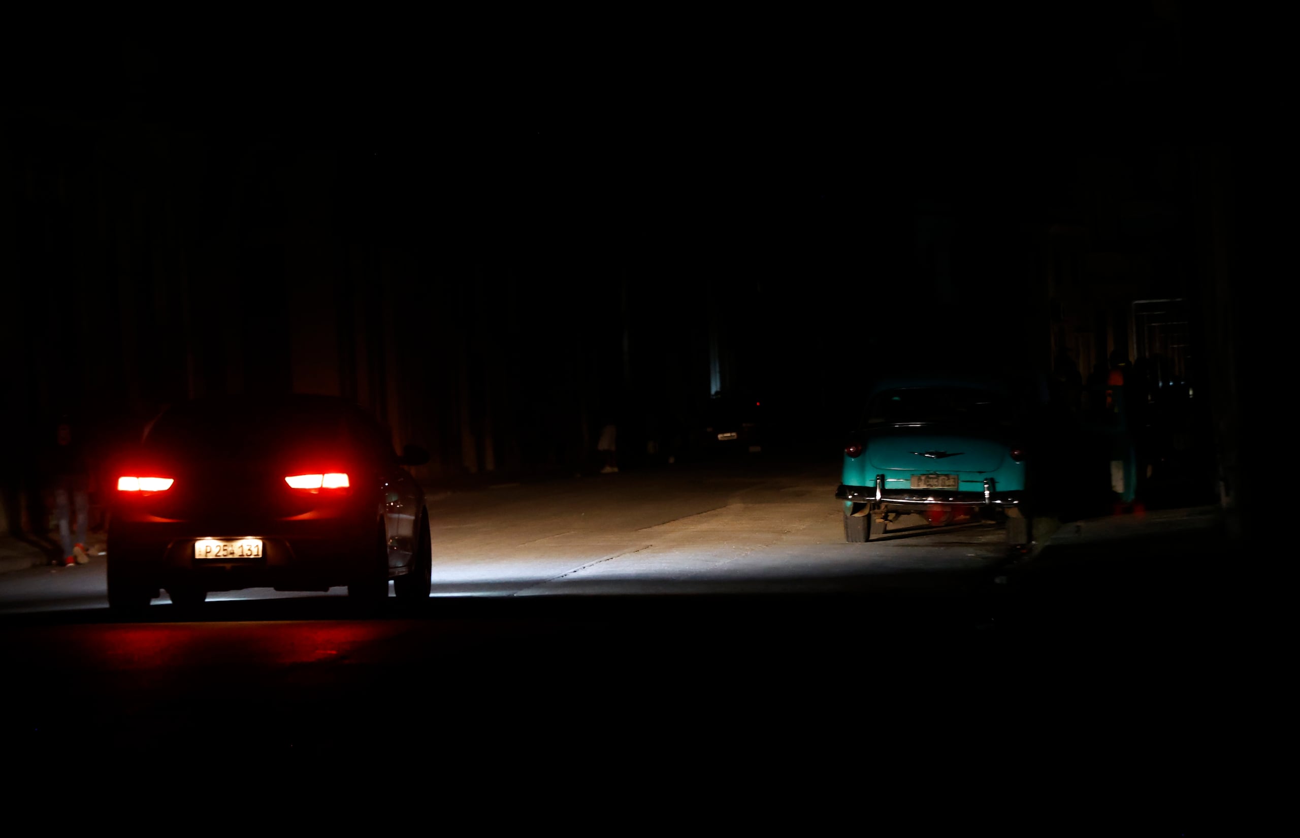 Fotografía de archivo en donde se ve un auto que transita por una calle durante un apagón en Cuba. (EFE/ Ernesto Mastrascusa)