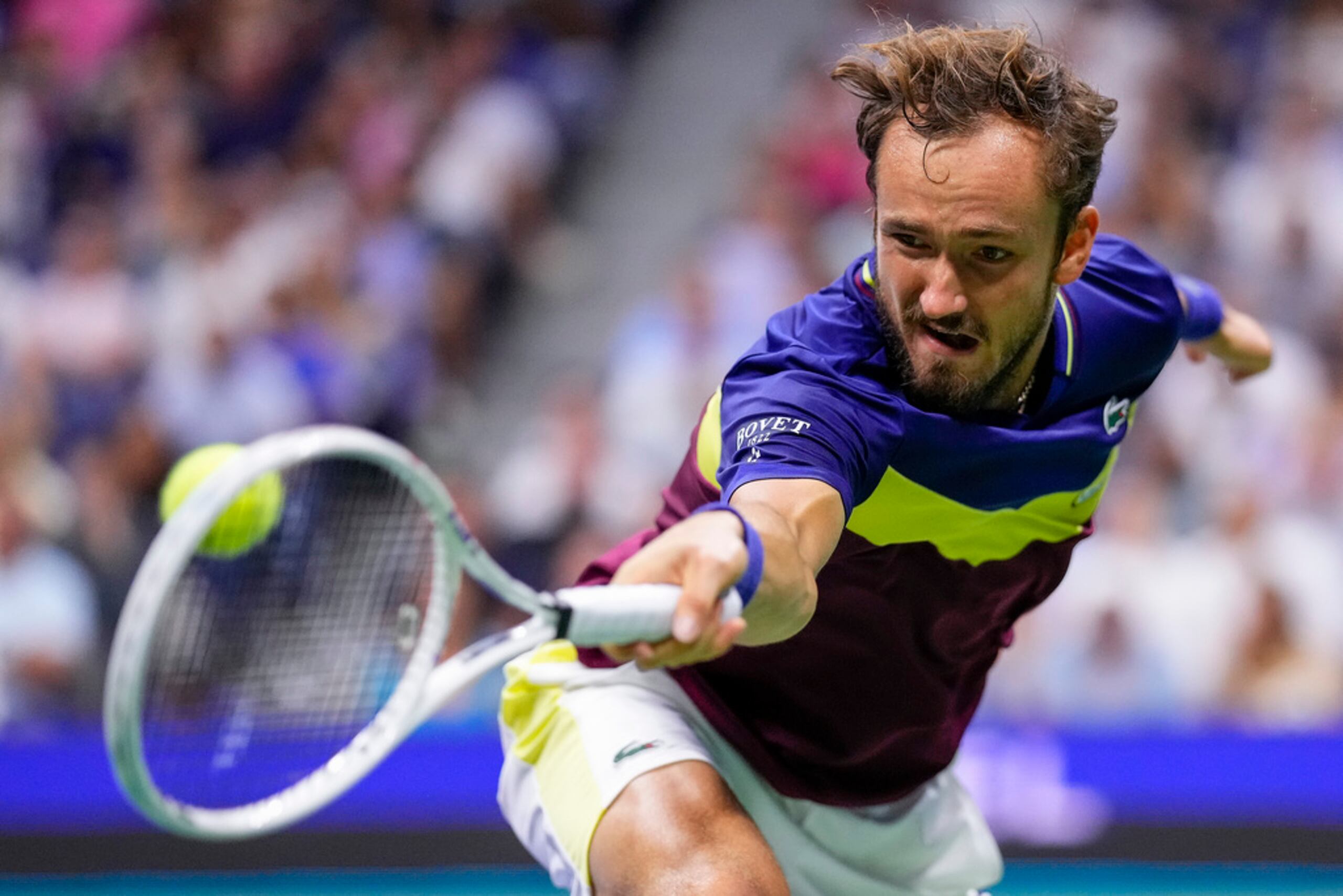El ruso Daniil Medvedev devuelve ante el español Carlos Alcaraz en las semifinales del US Open.