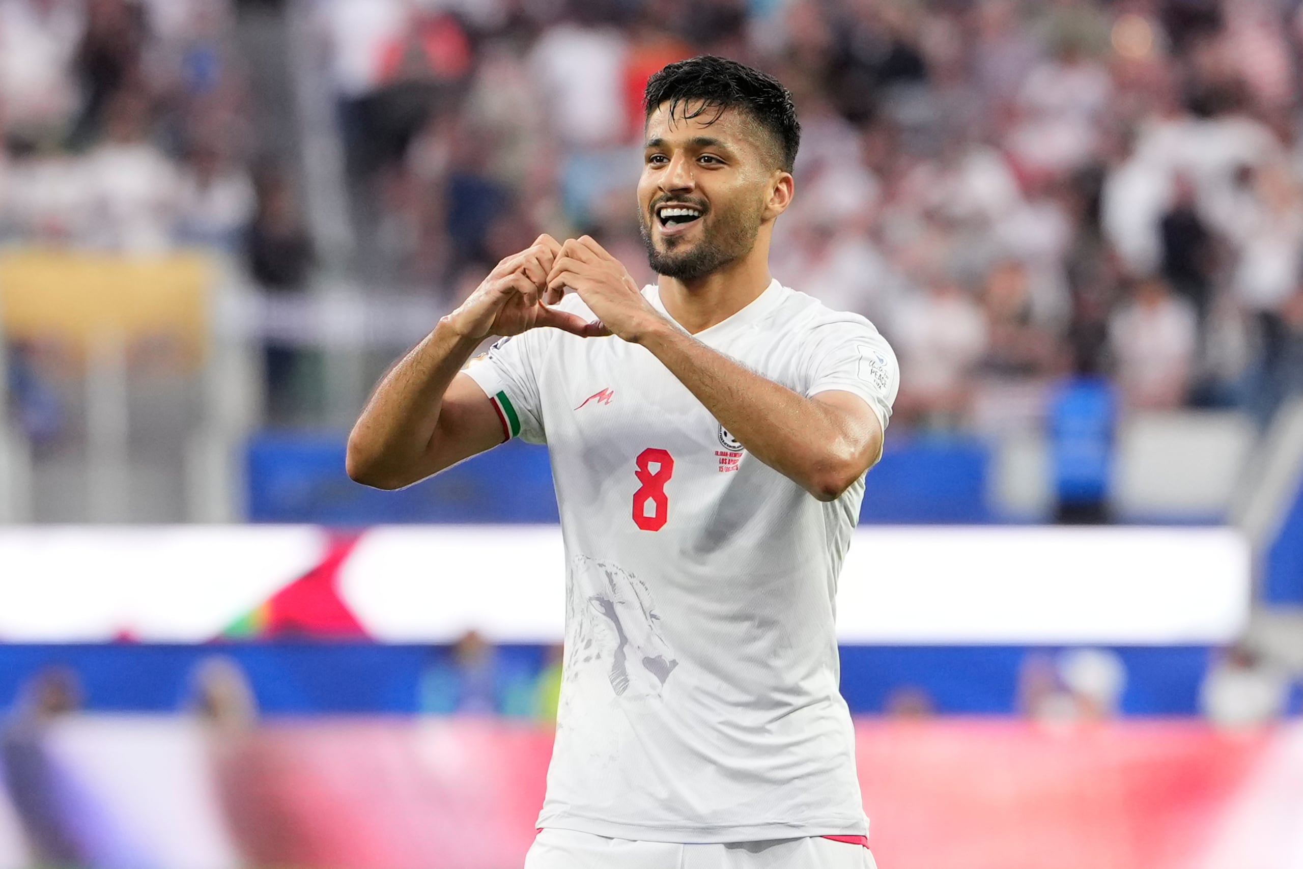 Mohammad Mohebbi, de Irán, festeja luego de marcar el segundo tanto de su equipo ante Nueva Zelanda.