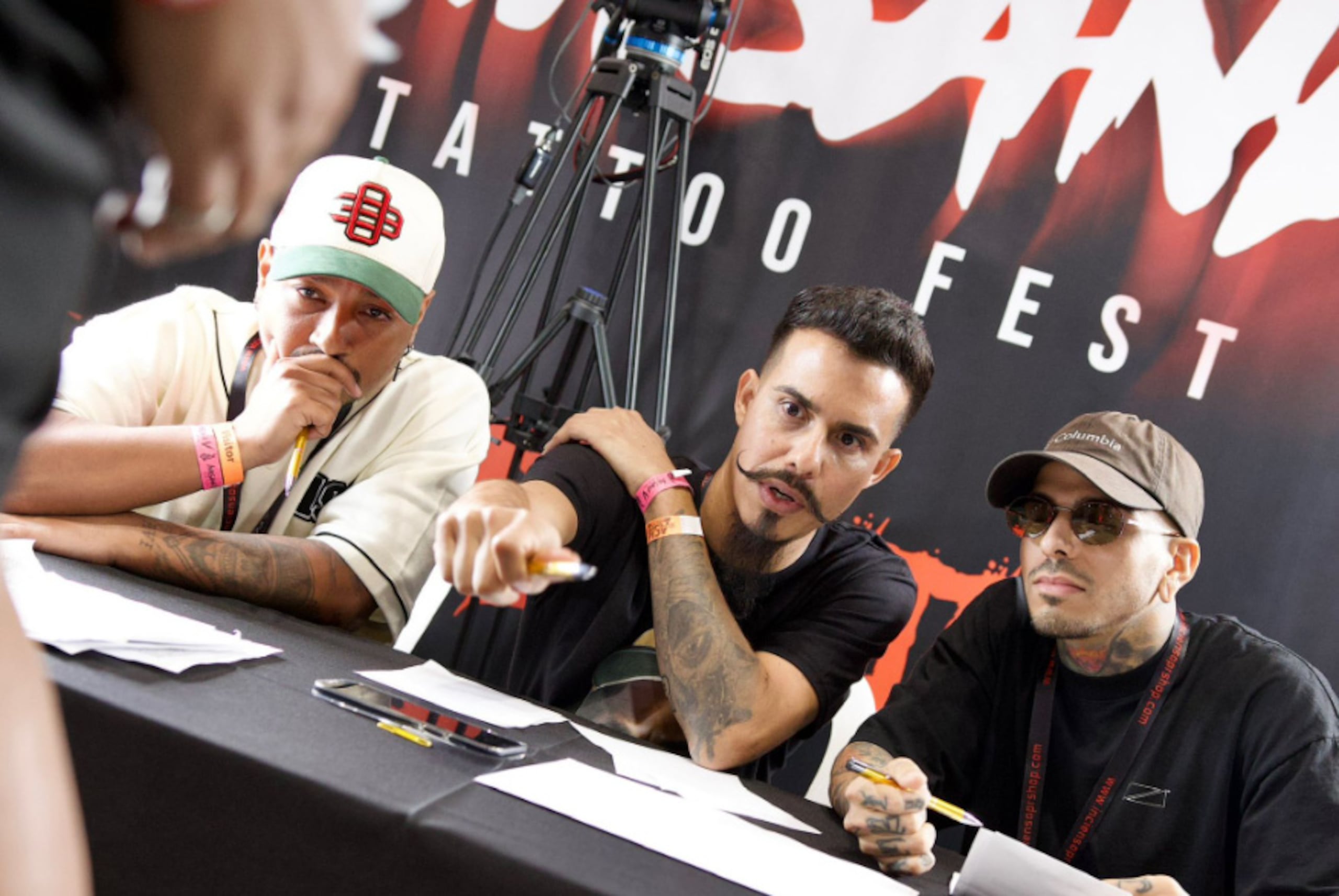 En la foto, los jueces Christian Díaz, LuiyiArte y Saree González, quienes evalúan la competencia de tatuajes.