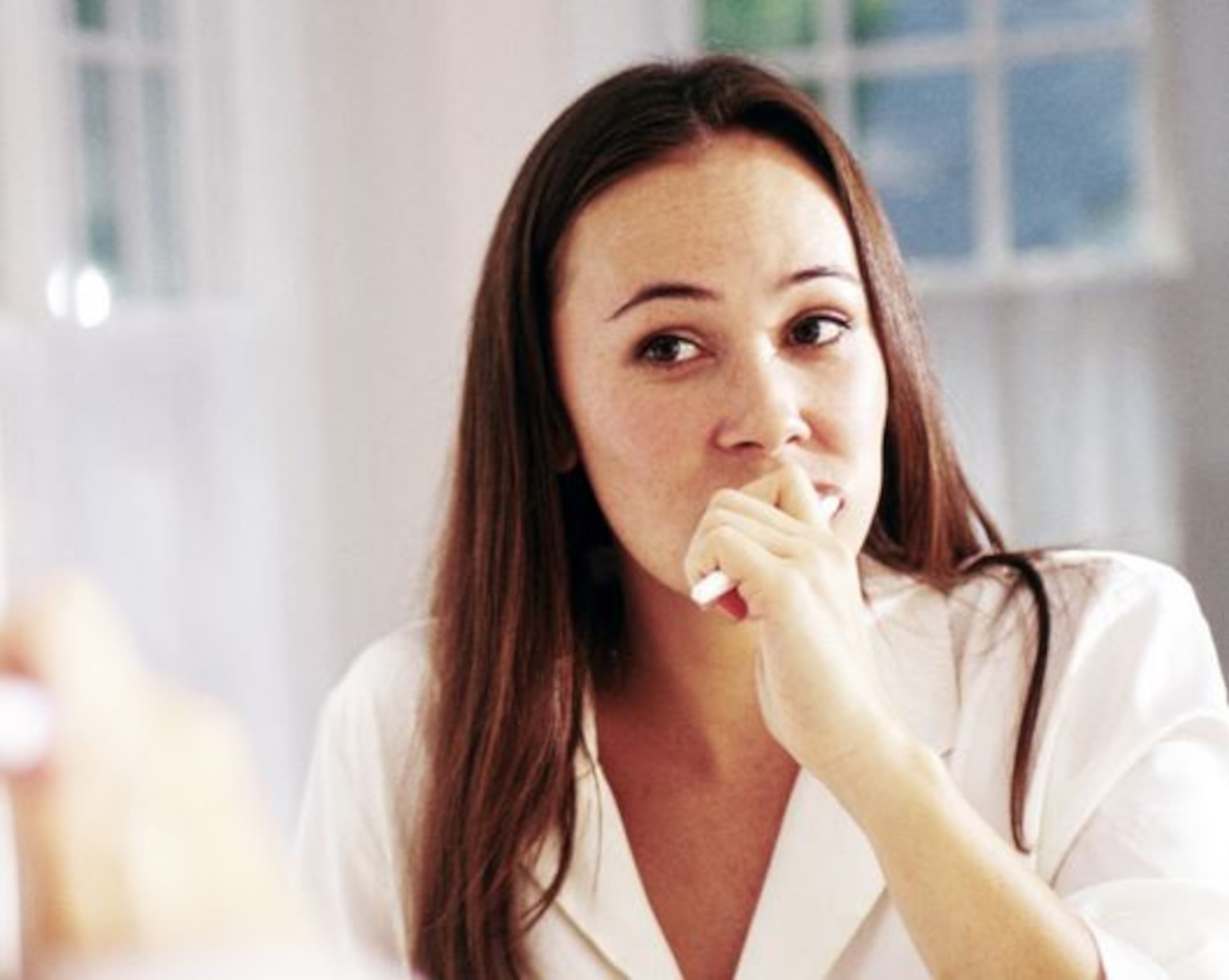 Cuándo se cepillan los dientes, sobre todo después de consumir alimentos ácidos acomo el café, puede afectar el color y salud general de los dientes.