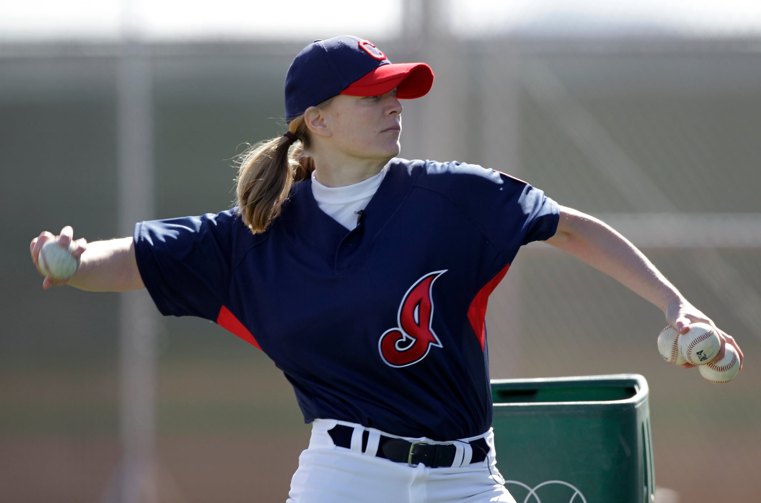 Justine Siegal lanza durante una práctica de bateo de los Indians de Cleveland (hoy los Guardians) en las ligas menores, el 21 de febrero de 2011, en Goodyear, Arizona. La mujer es una de las confundadoras de la liga femenina que esperan lanzar a jugar en el 2026.
