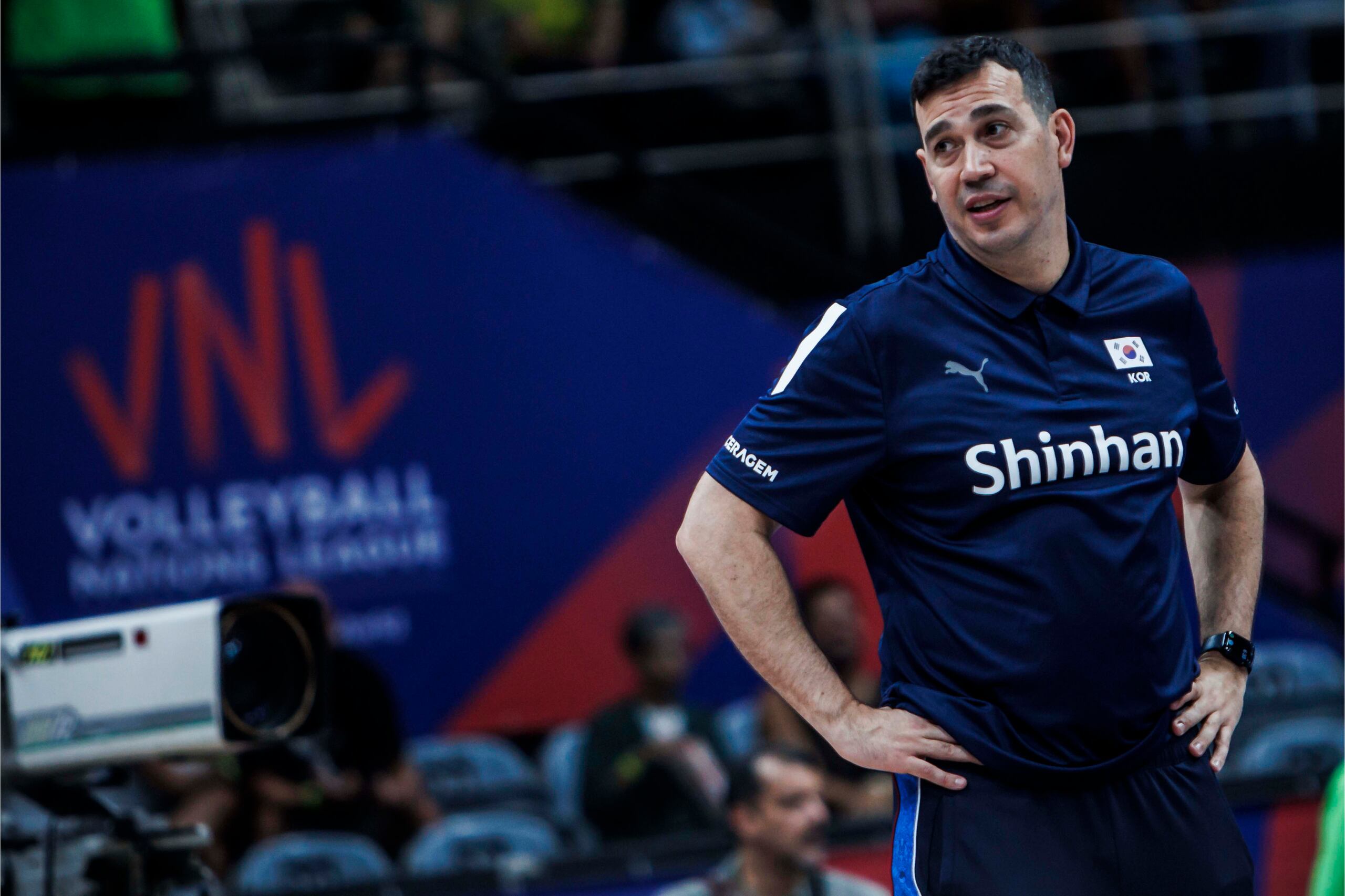 El boricua Fernando Morales, dirigente de Corea del Sur, sigue el partido de su equipo en la Liga de Naciones que se está celebrando en Brasil.