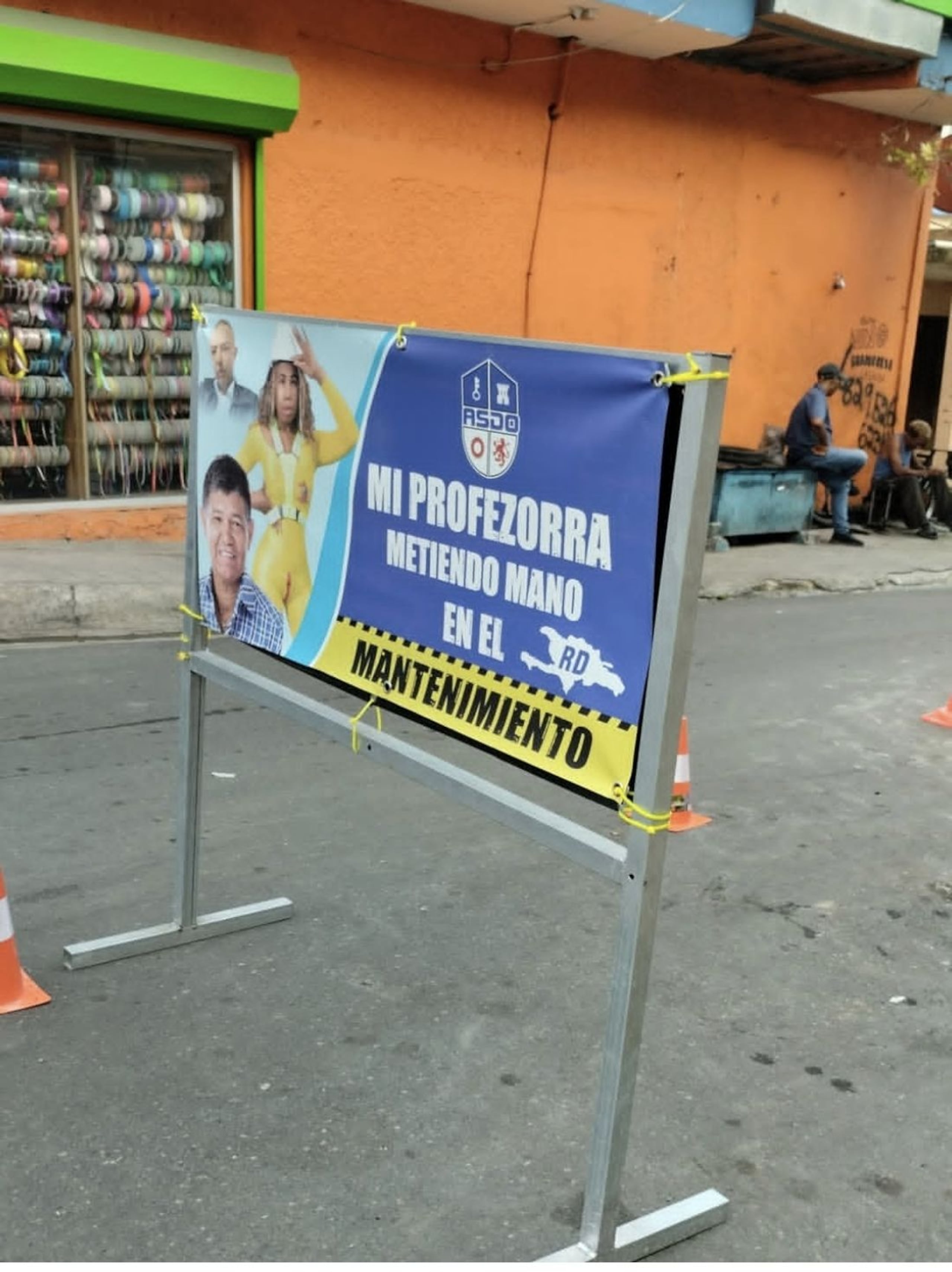 Además de la charla, la mujer también figura en carteles colocados por la alcaldía en distintos puntos del municipio.