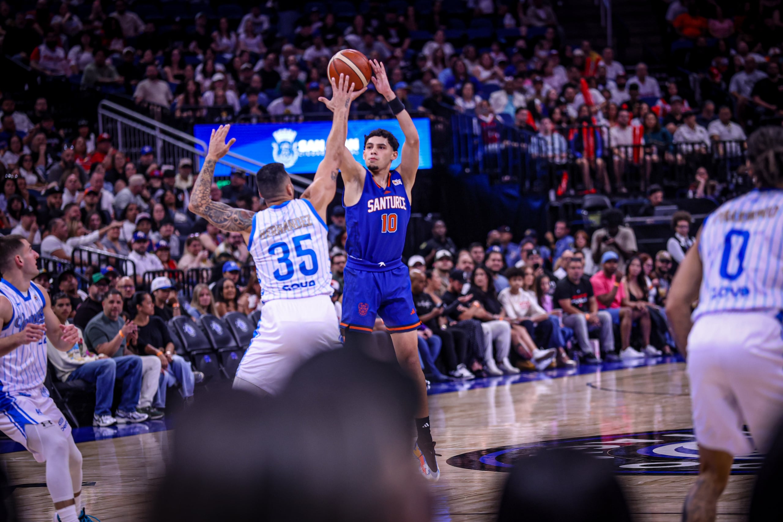 Emmanuel Maldonado, de los Cangrejeros de Santurce, en un juego contra los Vaqueros de Bayamón.