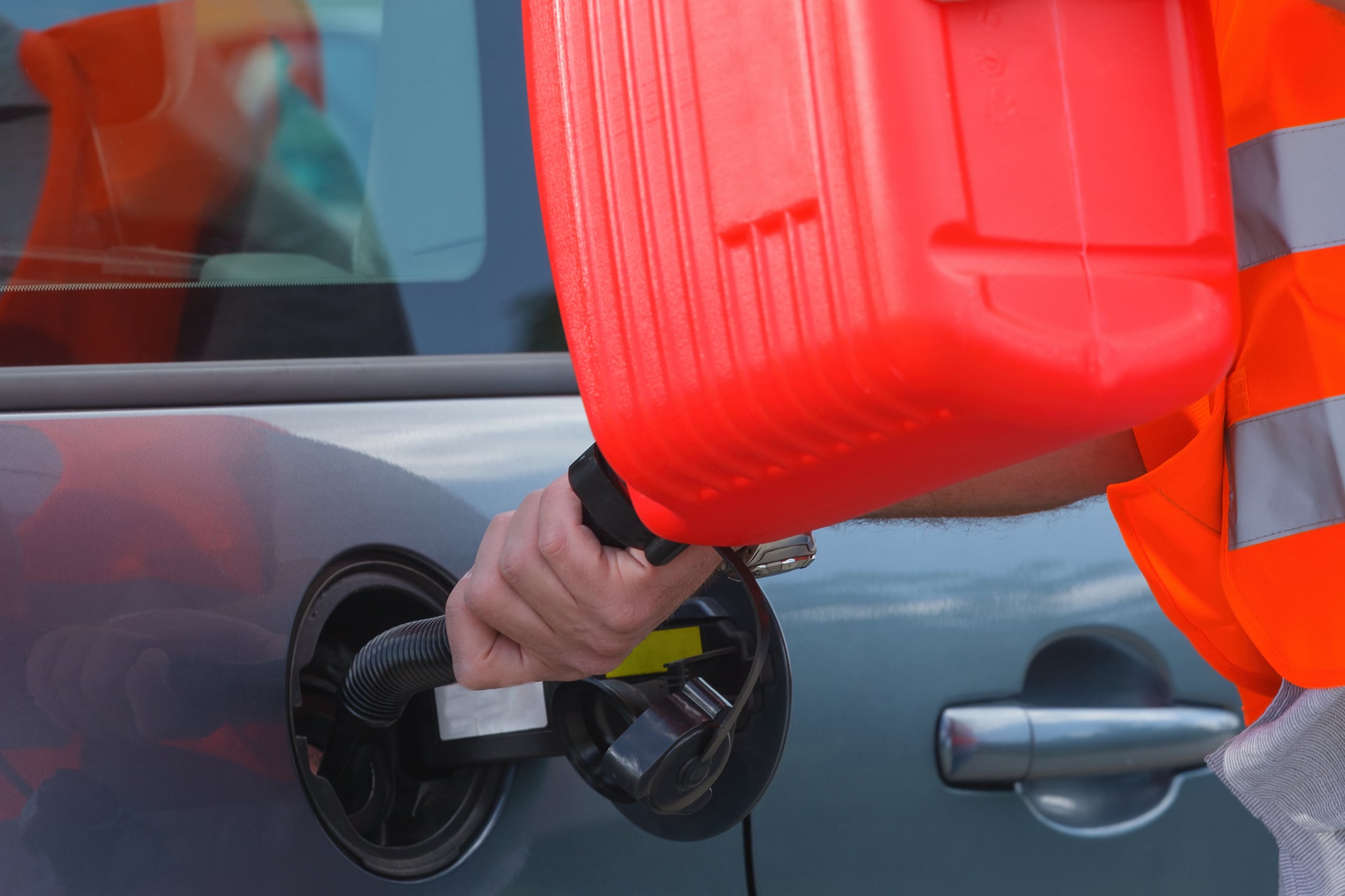Del grupo de cuatro enmascarados, dos fueron en búsqueda de gasolina.