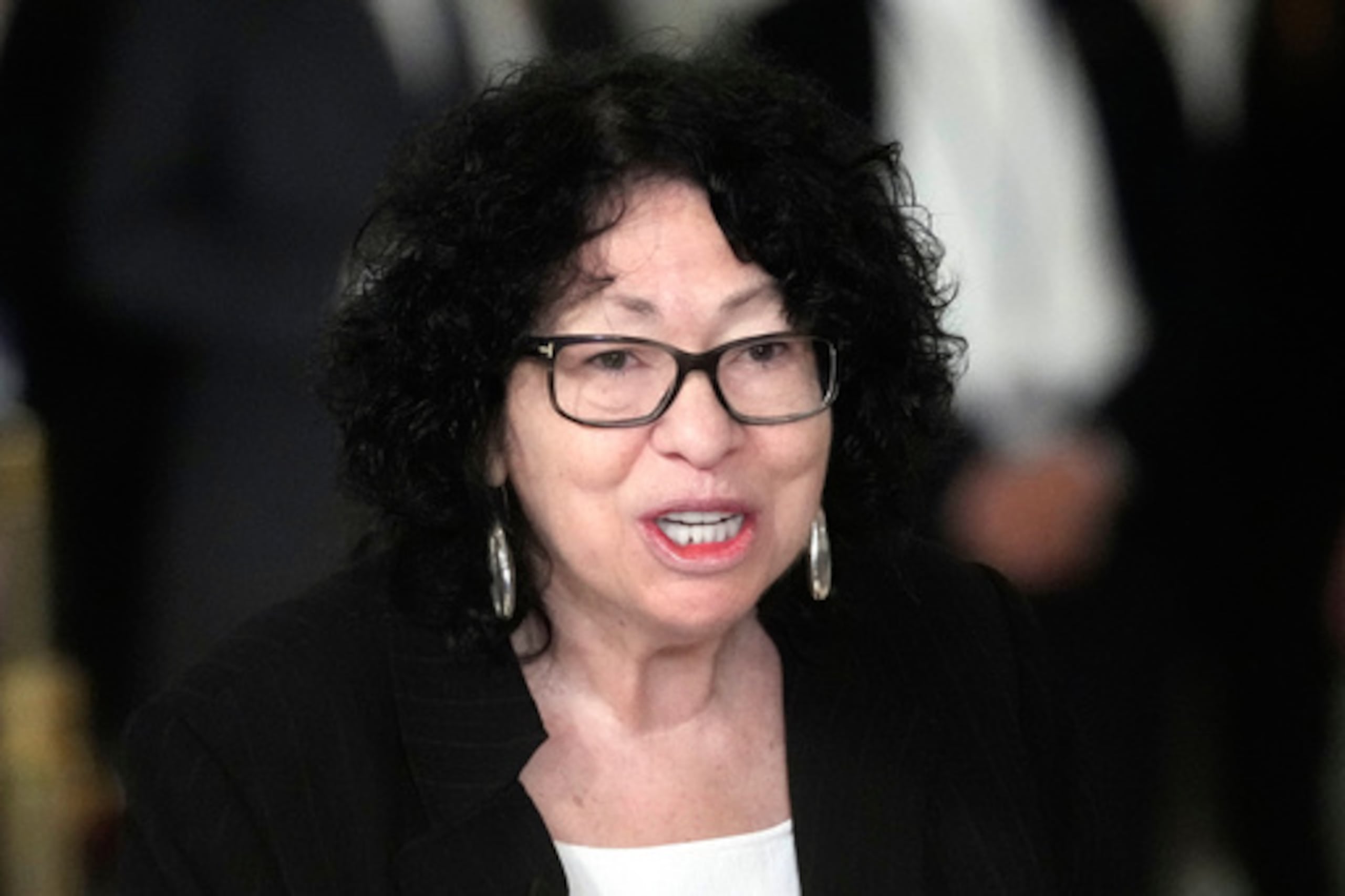 La jueza del Tribunal Supremo Sonia Sotomayor habla durante un servicio para la jueza jubilada del Tribunal Supremo Sandra Day O'Connor en el Gran Salón del Tribunal Supremo en Washington, 18 de diciembre de 2023. (AP Photo/Jacquelyn Martin, Pool, Archivo)