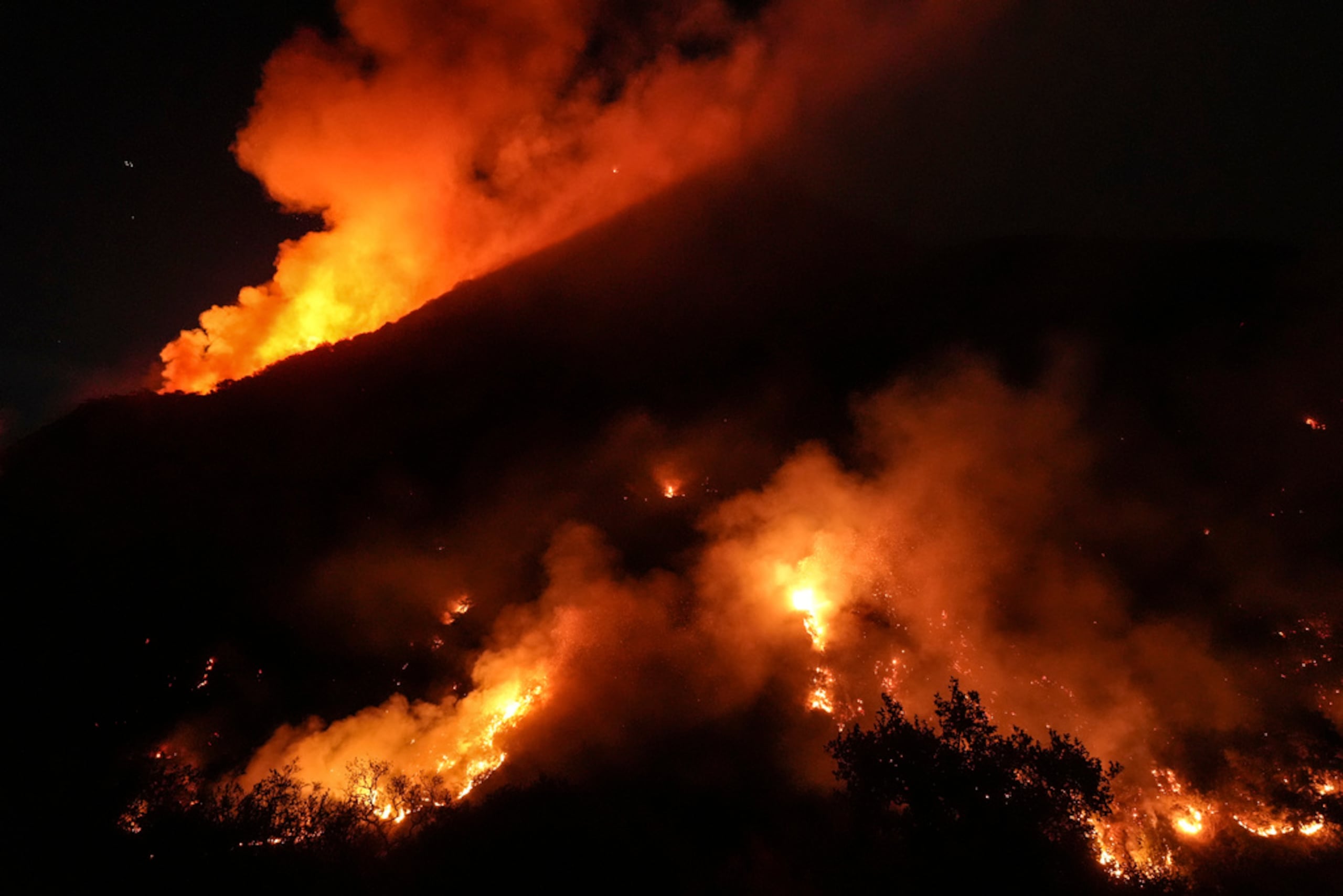 El incendio comenzó poco antes de las 11 de la noche del lunes y avanzó rápidamente hacia el sur, saltando sobre la famosa carretera Pacific Coast Highway y extendiéndose hasta el océano.