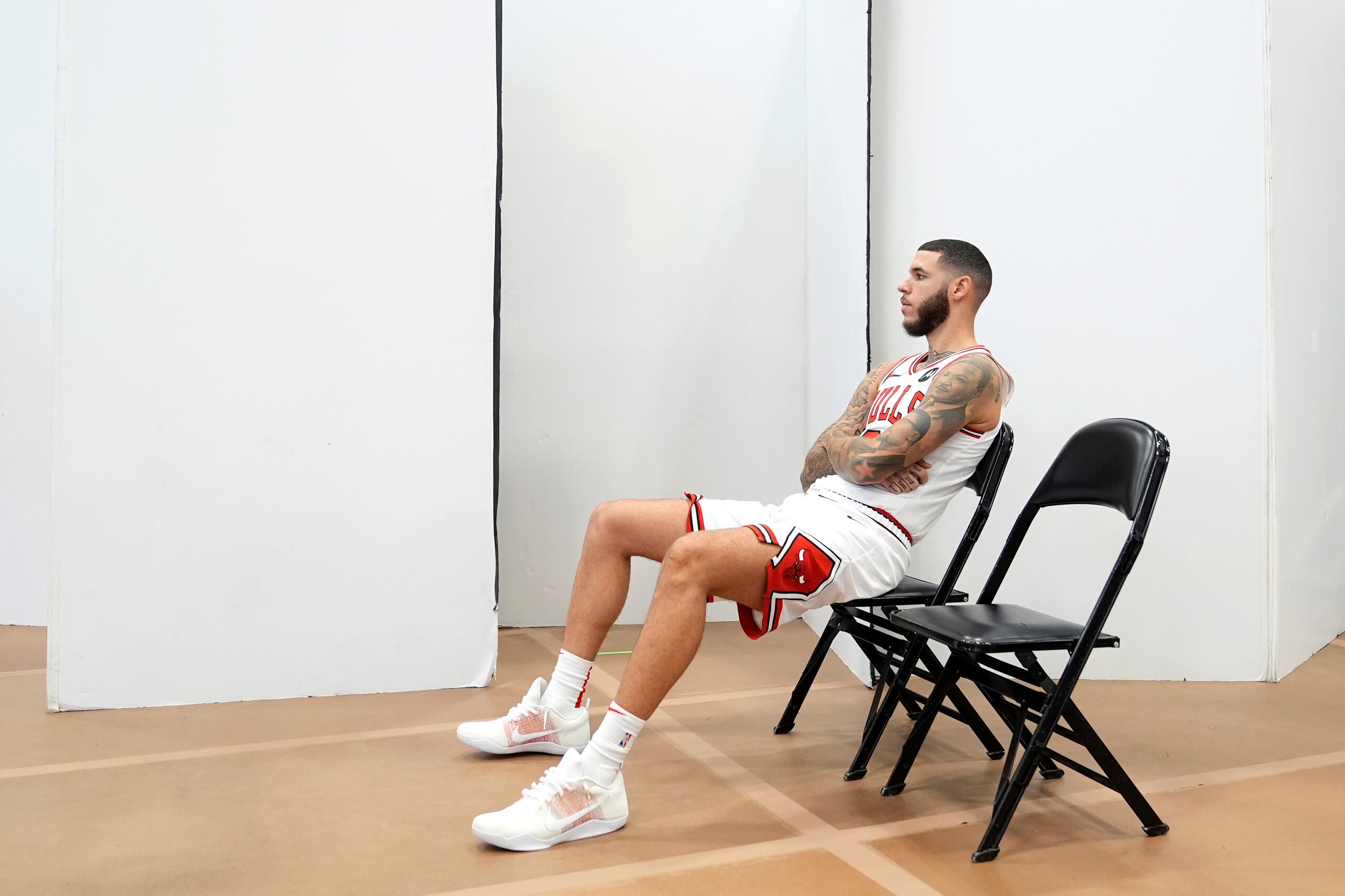El base de los Bulls de Chicago Lonzo Ball espera antes de ser fotografiado durante el día de medios el lunes 30 de septiembre del 2024.