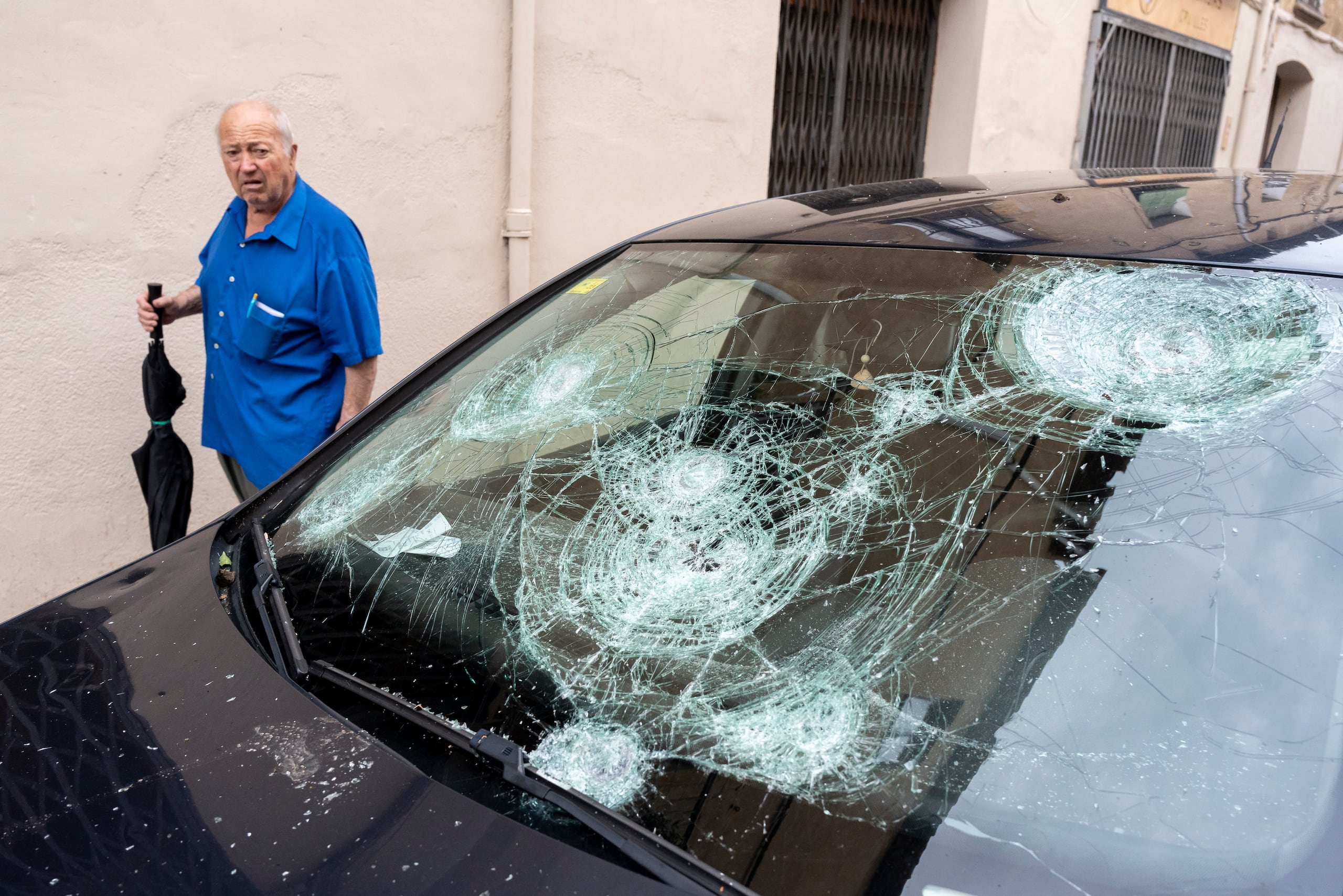 Auto dañado como consecuencia de una tormenta de granizo en La Bisbal de L'Empordà, Girona.