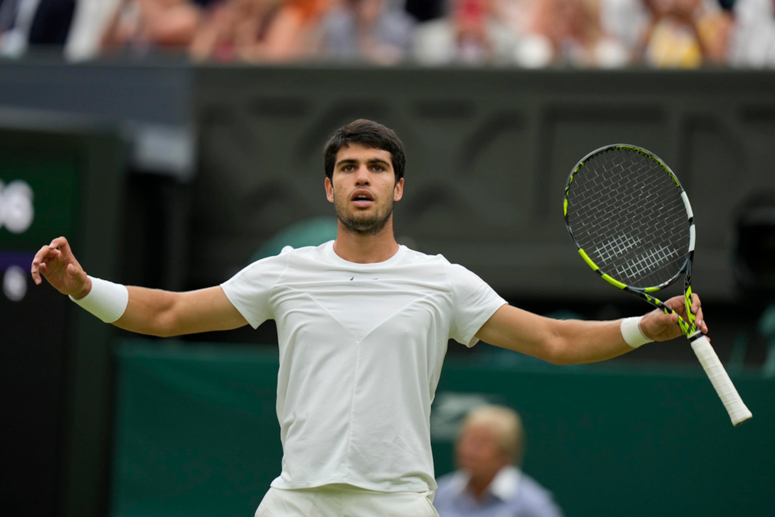 Carlos Alcaraz celebra su triunfo ante el chileno Nicolás Jarry en el sexto día del torneo de Wimbledon.