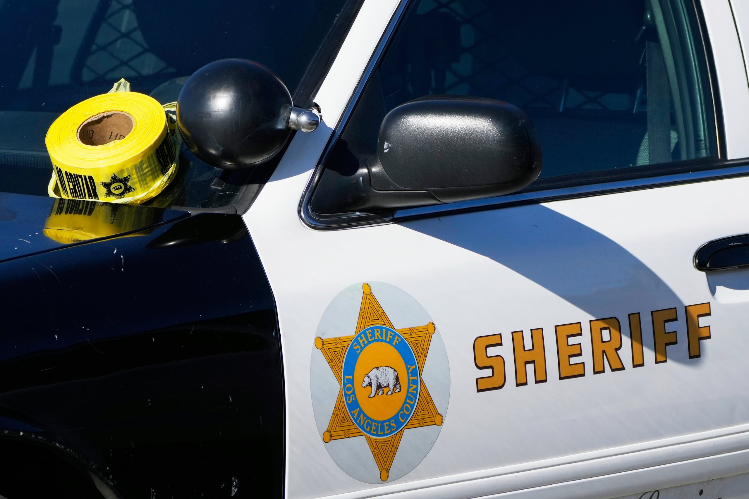 Un rollo de cinta policial yace encima de un auto patrulla de Los Ángeles, el 16 de noviembre de 2022, en Whittier, California. (AP Foto/Jae C. Hong)