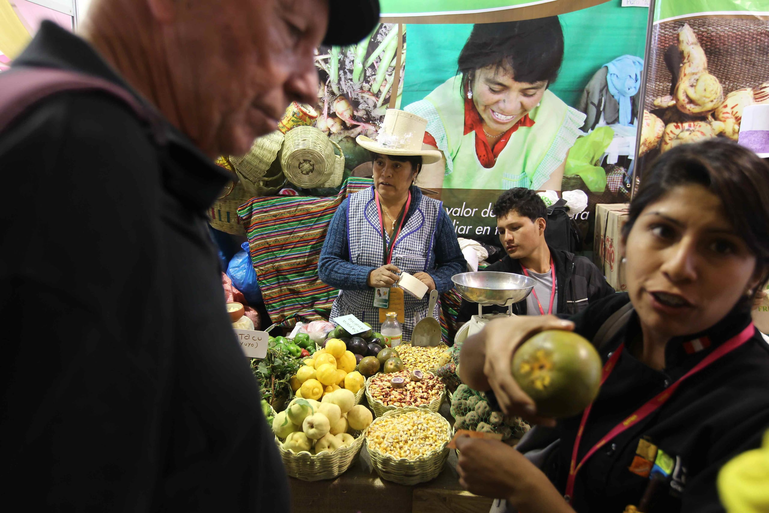En la imagen de archivo de puestos de agricultores en la feria gastronómica Mistura, en Lima. EFE/Paolo Aguilar