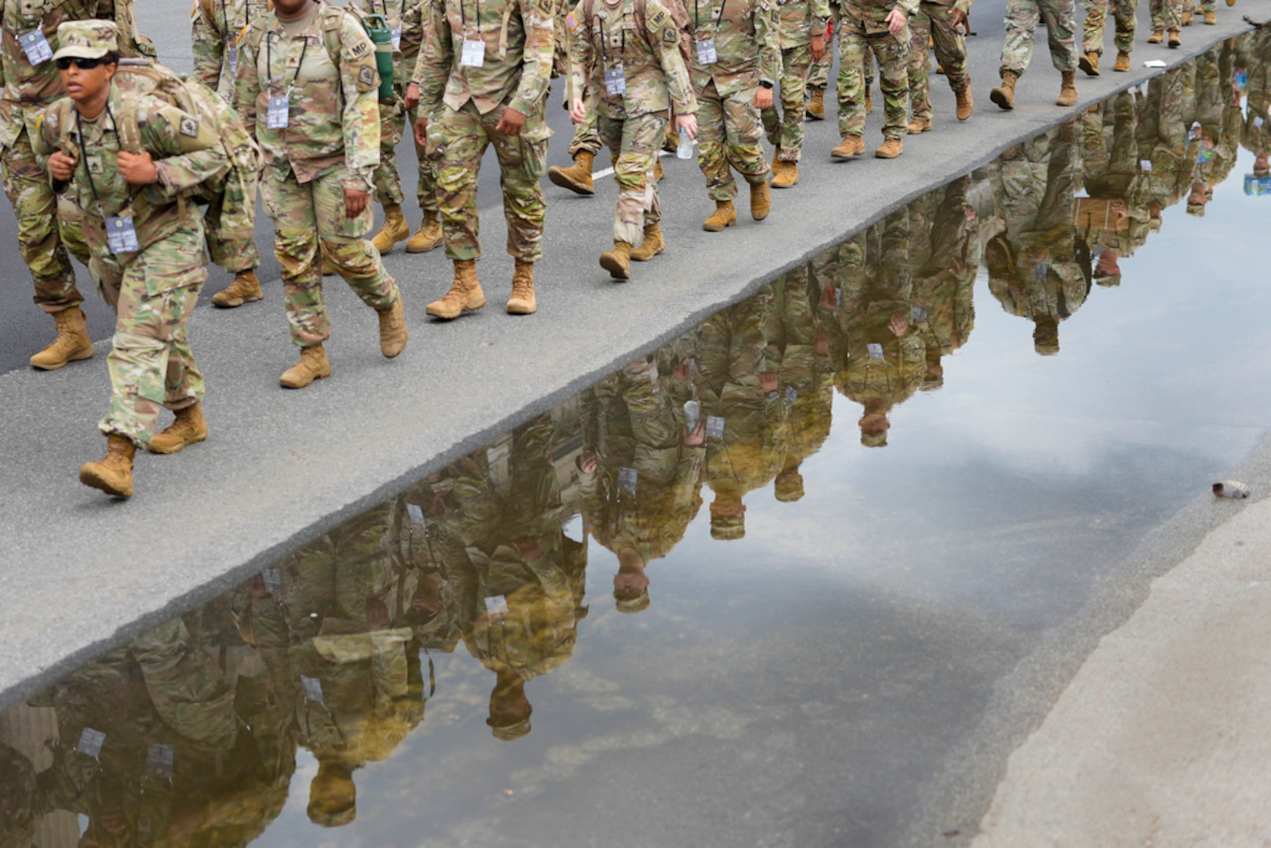 Soldados del Ejército de Estados Unidos caminando por la Avenida Constitution, en el National Mall antes de un desfile conmemorativo del 250º aniversario del Ejército que coincide con el 79º cumpleaños del presidente Donald Trump, el 14 de junio de 2025, en Washington.