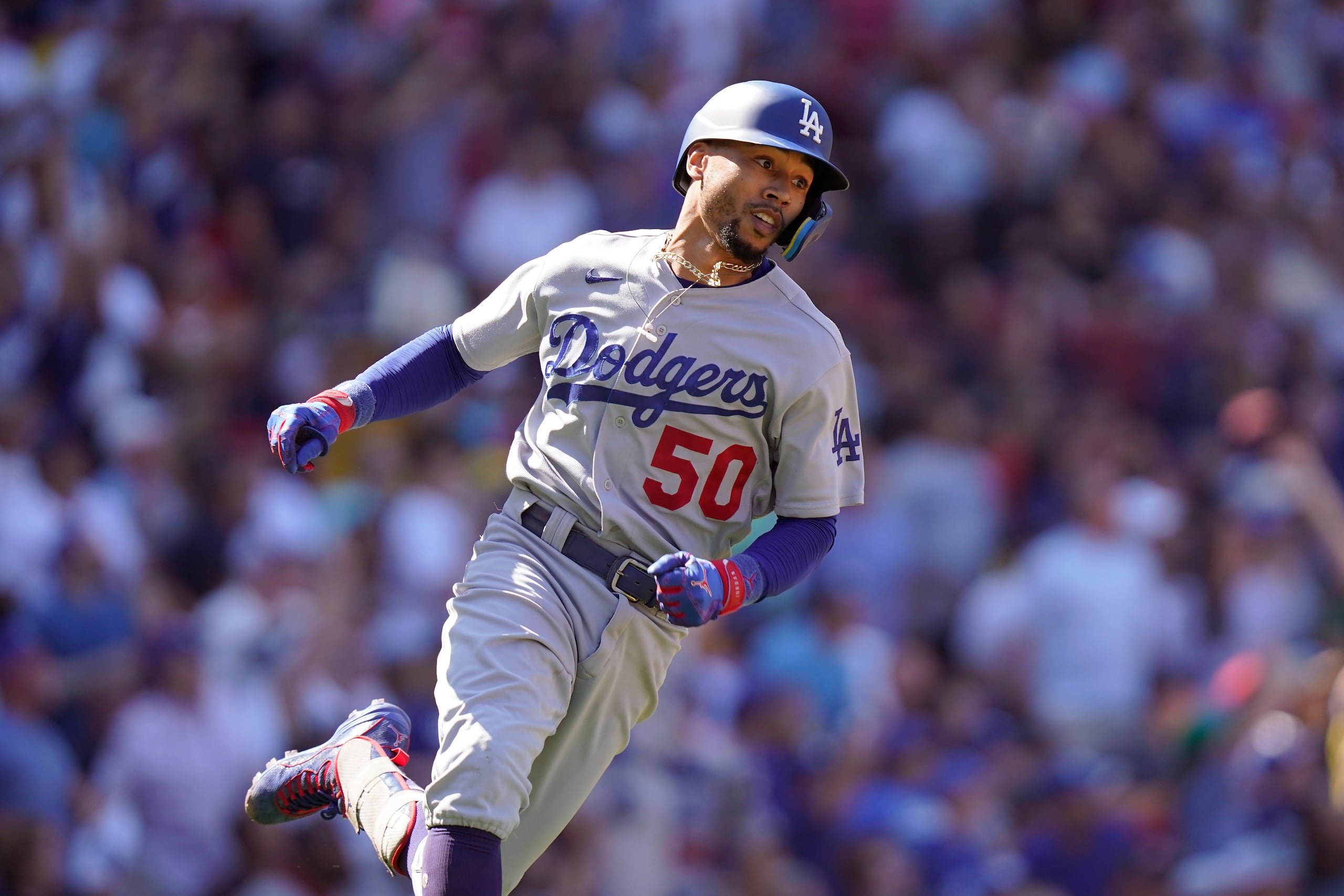 Mookie Betts de los Dodgers de Los Ángeles tras batear un jonrón ante los Medias Rojas de Boston, el domingo 27 de agosto de 2023. (AP Foto/Steven Senne)