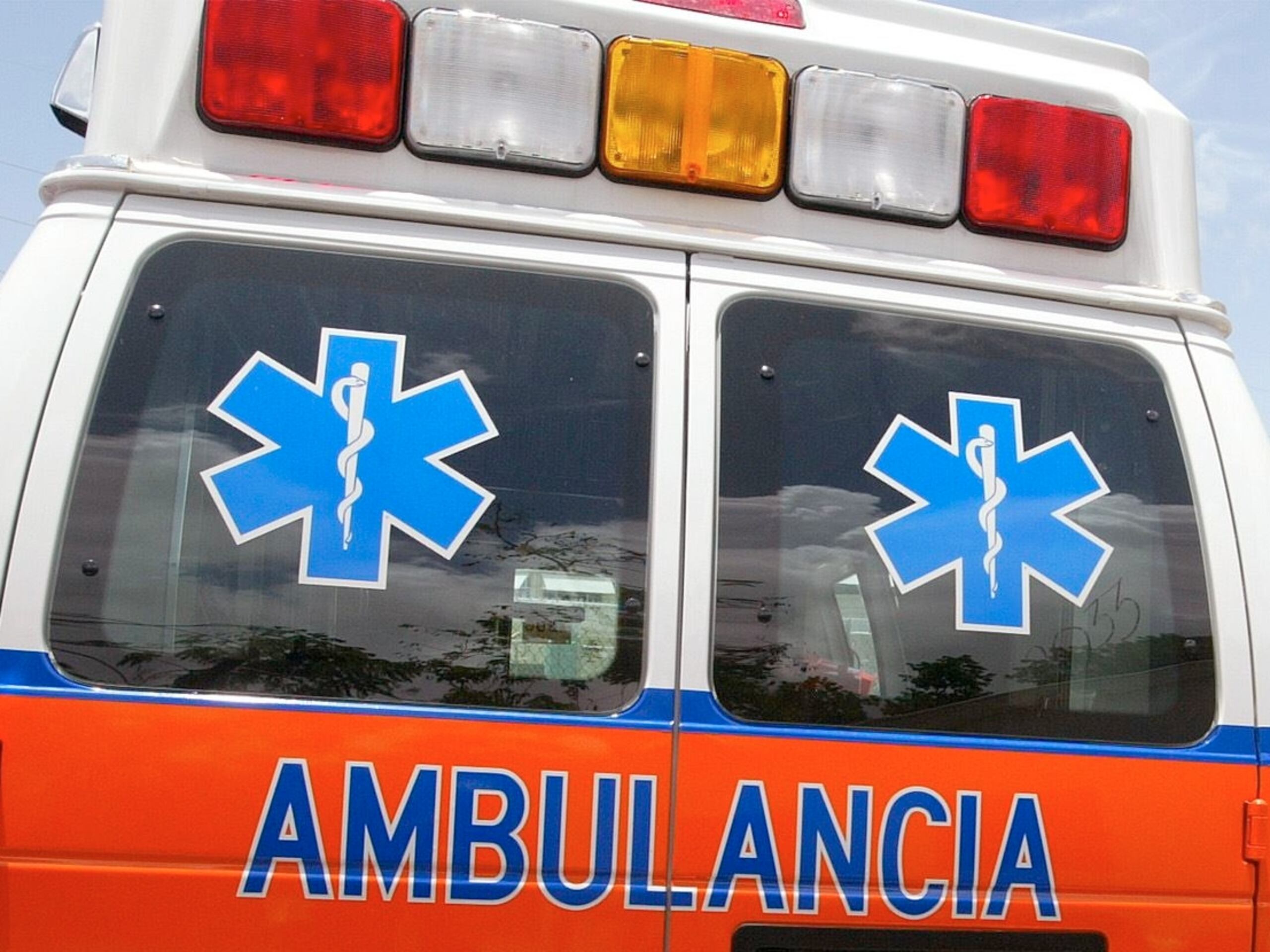 Ambos fueron transportados por paramédicos a diferentes salas de emergencia. (Archivo)