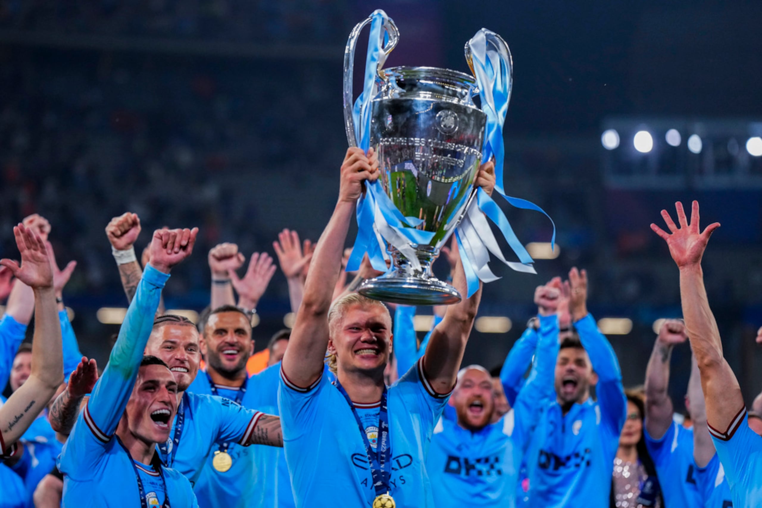 Erling Haaland festeja con el trofeo de la Liga de Campeones, luego que el Manchester City venció en la final al Inter de Milán.
