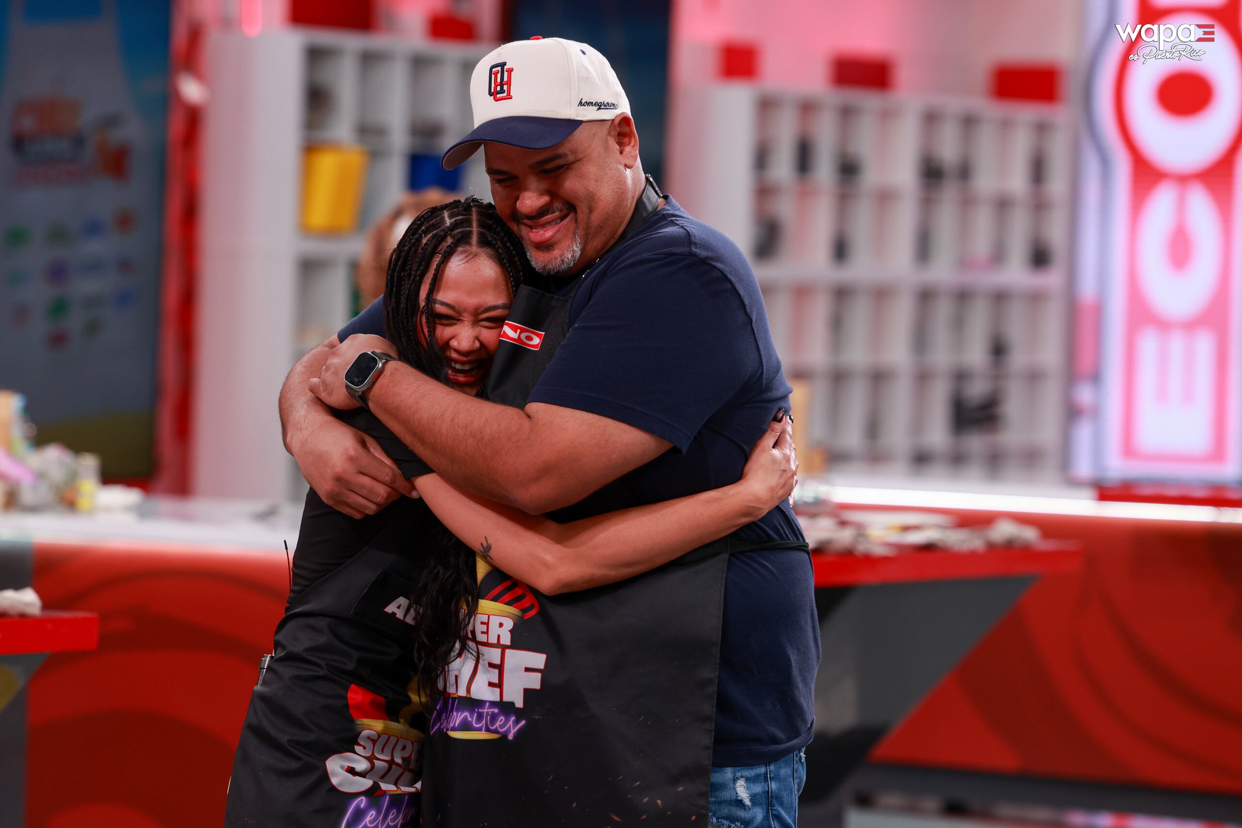 Adriana Filomeno abraza a Alí Warrington al salir de la "Línea de Fuego" y continuar en la semifinal.