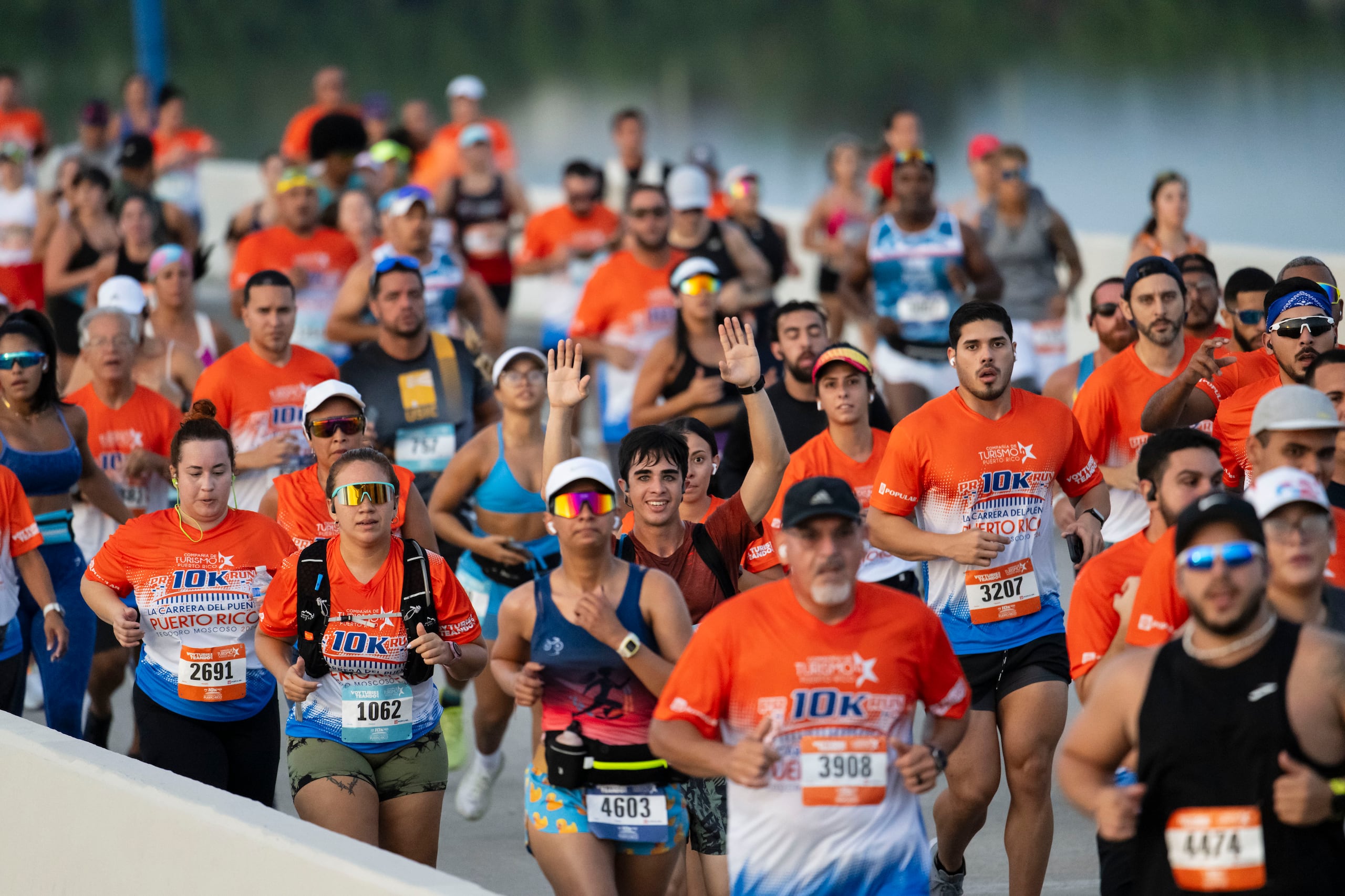 Cientos de miles de joggers formaron gran parte de los 5,223 paricipantes que cruzaron la meta en el Puerto Rico 10K Run.