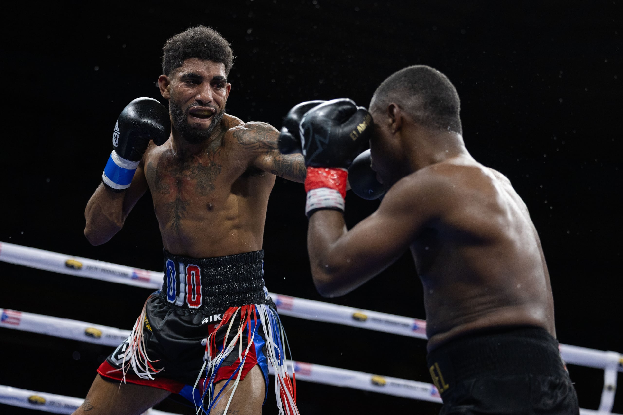 Alfredo "Ojo" Santiago lanza un golpe a Javier Fortuna.