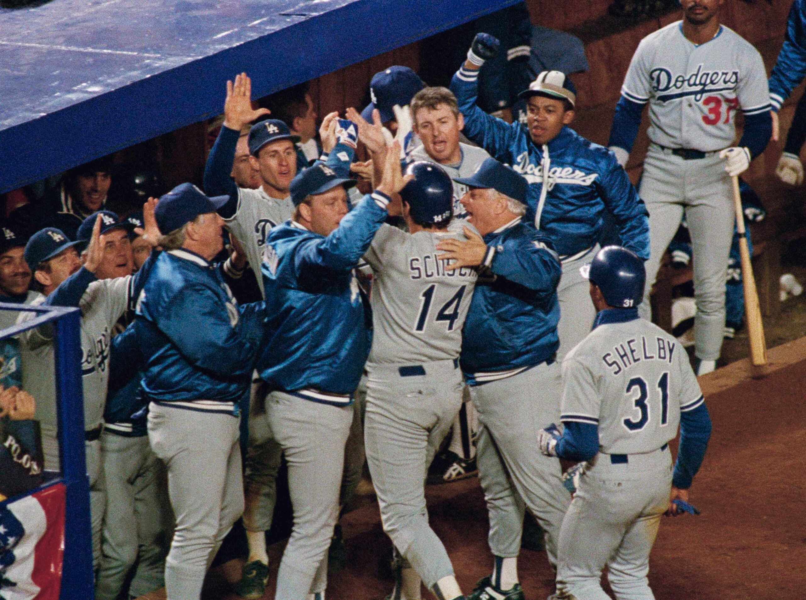 El legendario Tommy Lasorda, quien falleció el 7 de enero del 2021, recibe a Mike Scioscia luego de conectar un jonrón de dos carrereas en el cuarto juego de la Serie de Campeonato de la Liga Nacional del 1988 para marcar el punto de inflexión en la serie que eventualmente ganaron.