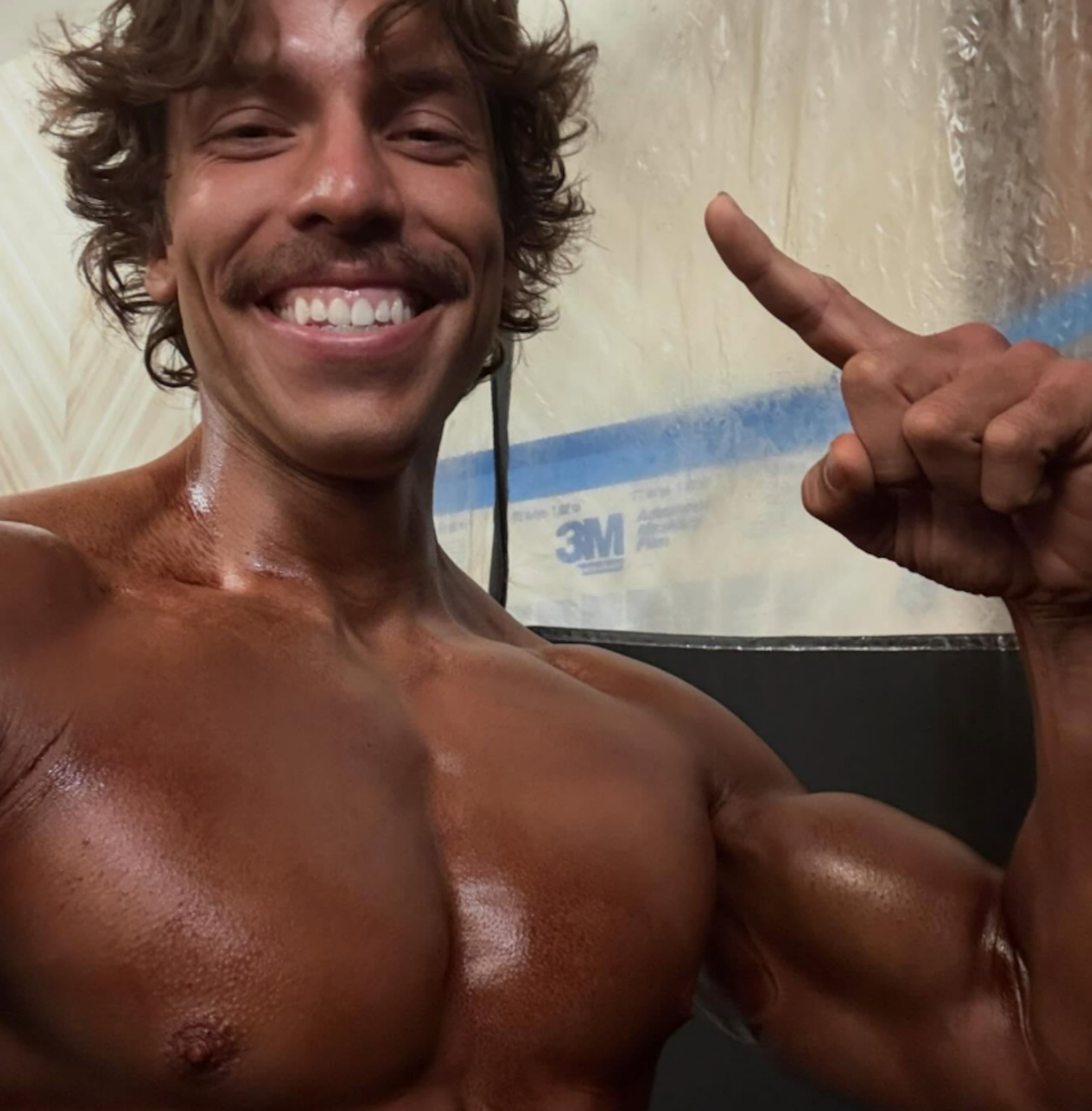 Según contó Joseph Baena en Men’s Health, su rutina incluye entrenamientos de hasta dos horas diarias, seis veces por semana, con énfasis en ejercicios de aislamiento y una intensidad llevada al límite.