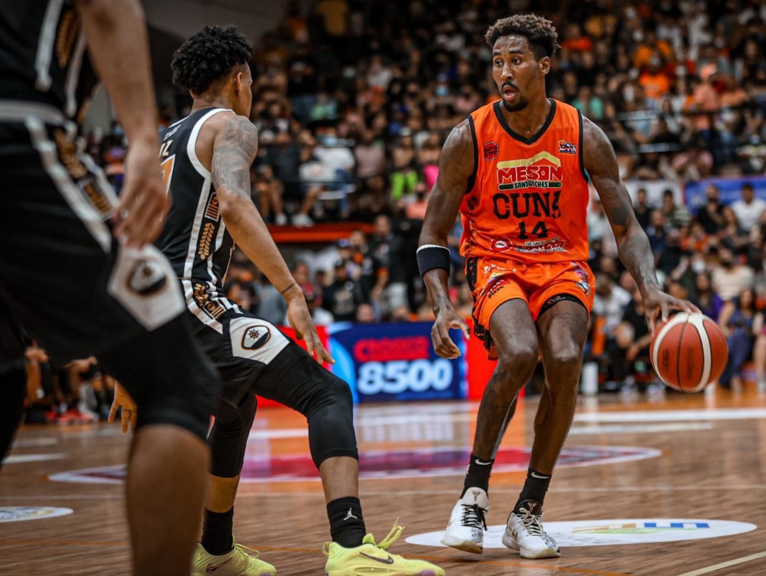 Rondae Hollis Jefferson, con el balón, se perfila ahora como un jugador que posiblemente será anunciado como refuerzo de los Mets.