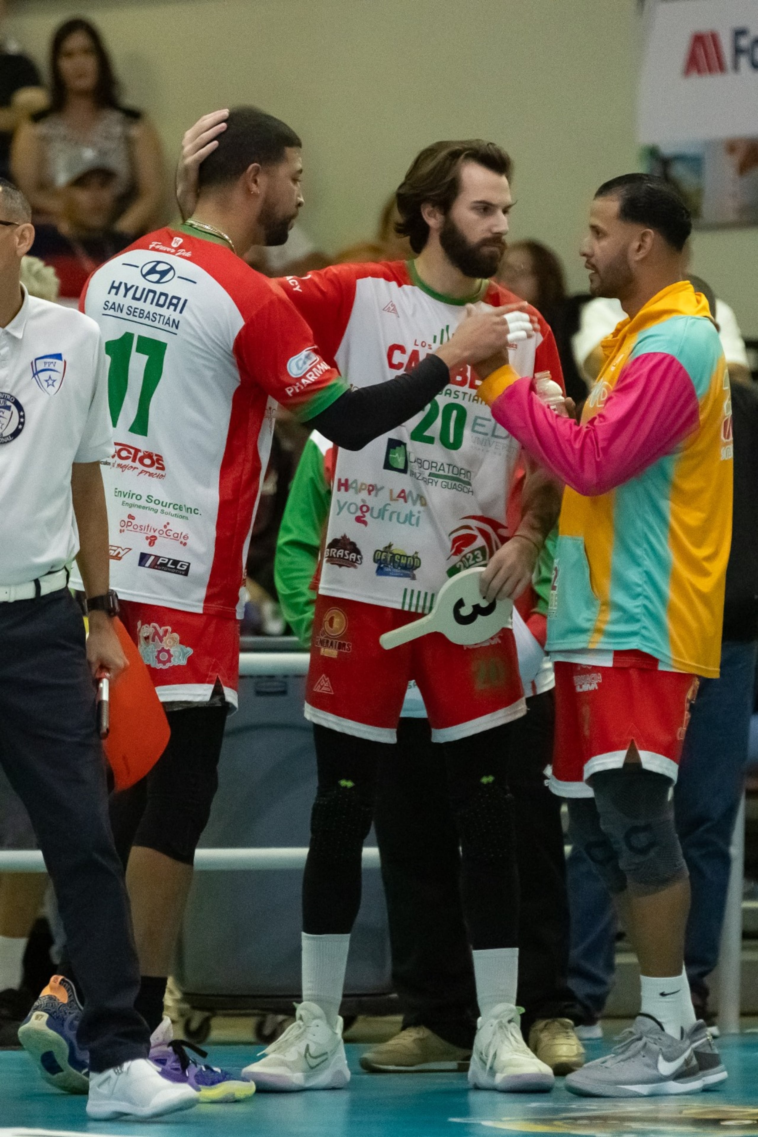 Samuel Burgi, al centro, dijo que ha vivido una experiencia grandiosa en San Sebastián y en el Voleibol Superior y que partirá prontamente para el conflictivo Israel, de donde es ciudadano, donde juega a nivel profesional y donde está su familia.