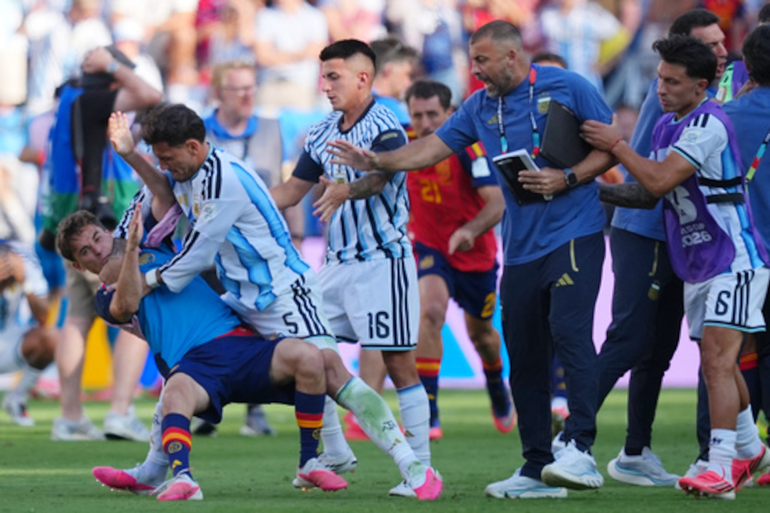 ARCHIVO - El argentino Leandro Paredes (5) derriba al español Gavi (9) durante un forcejeo tras la final del Mundial de fútbol entre España y Argentina, celebrada en East Rutherford (Nueva Jersey), cerca de Nueva York, el domingo 19 de julio de 2026. (Foto AP/Julio Cortez, archivo)
