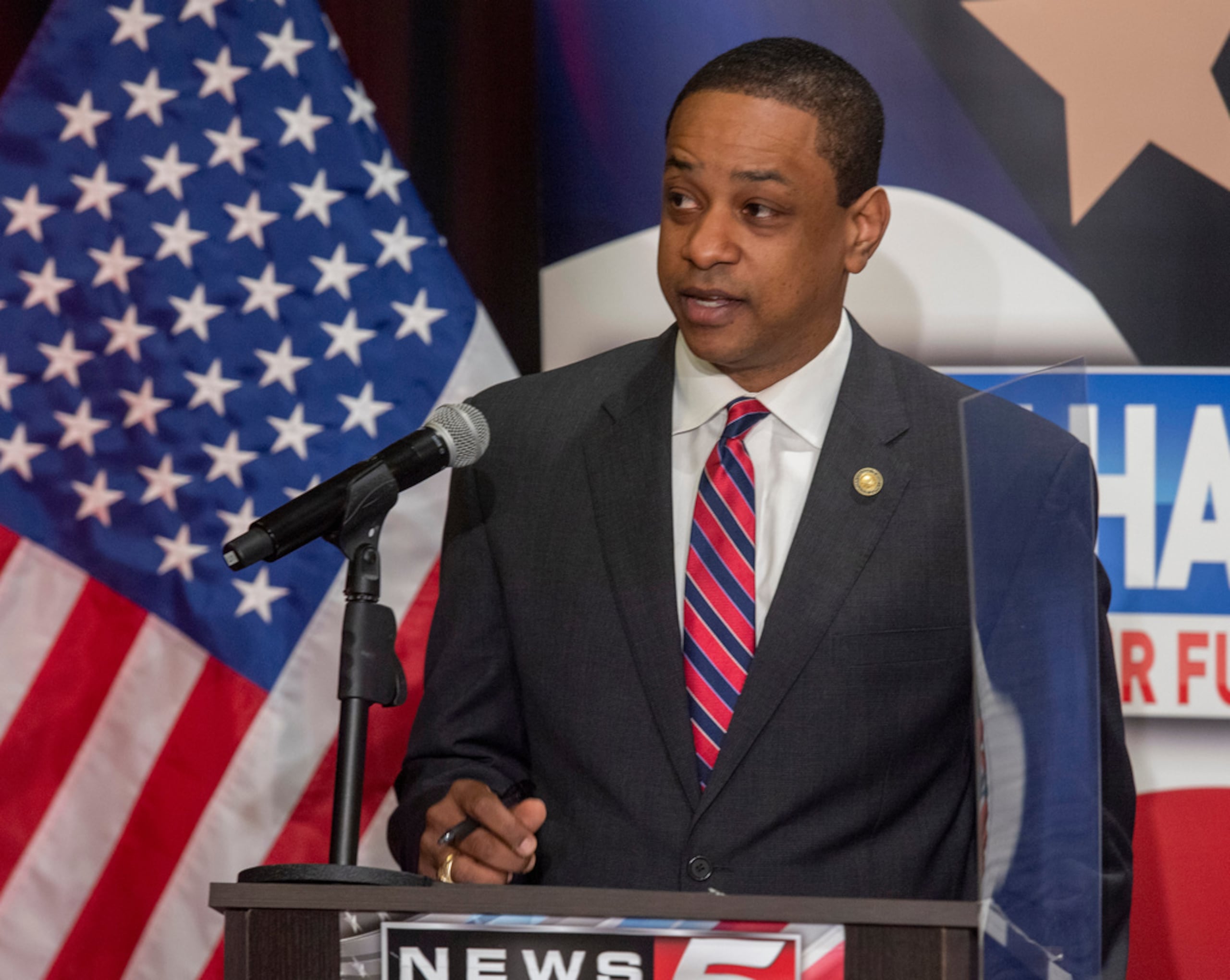 El entonces candidato demócrata a gobernador de Virginia, el vicegobernador Justin Fairfax, responde a una pregunta durante un debate celebrado en Bristol, Virginia, el 6 de mayo de 2021.