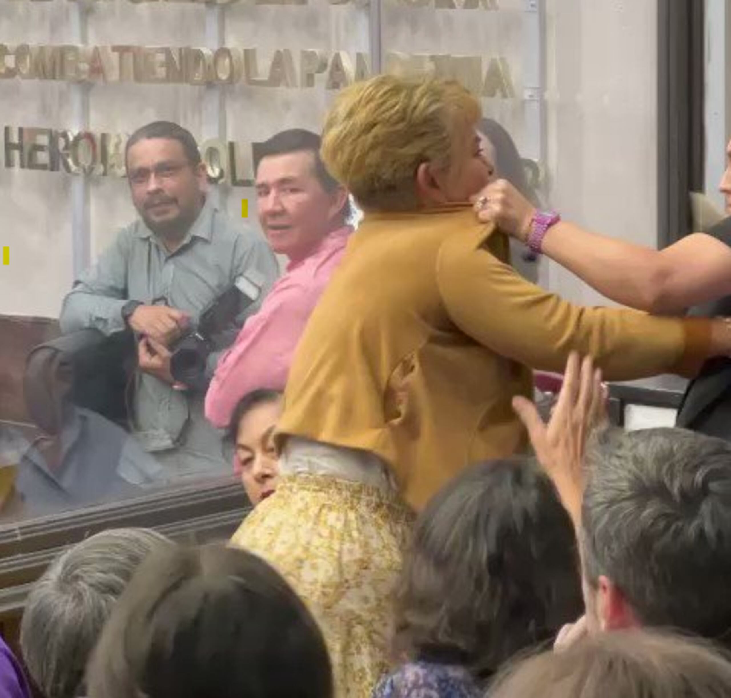 La discusión continuó a gritos frente a familiares de las mujeres reconocidas por mérito ejemplar en diversos ámbitos.