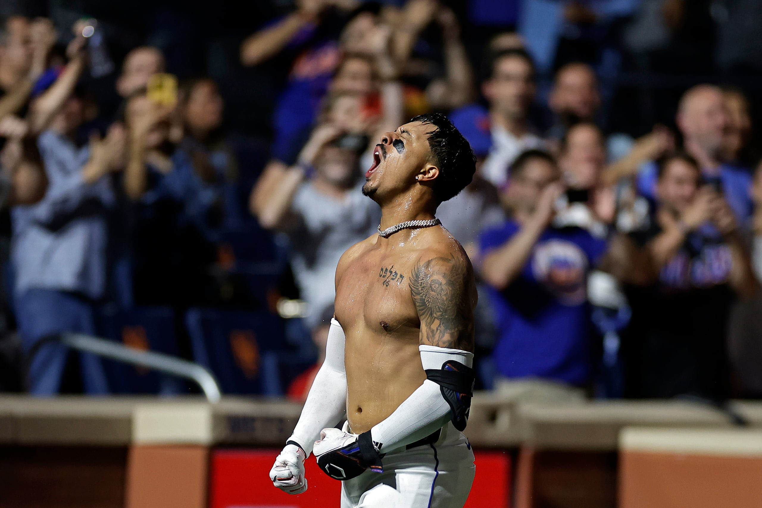 Mark Vientos, de los Mets, reacciona luego de batear un jonrón de dos carreras para dejar sobre el terreno a los Reds de Cincinnati el pasado viernes.
