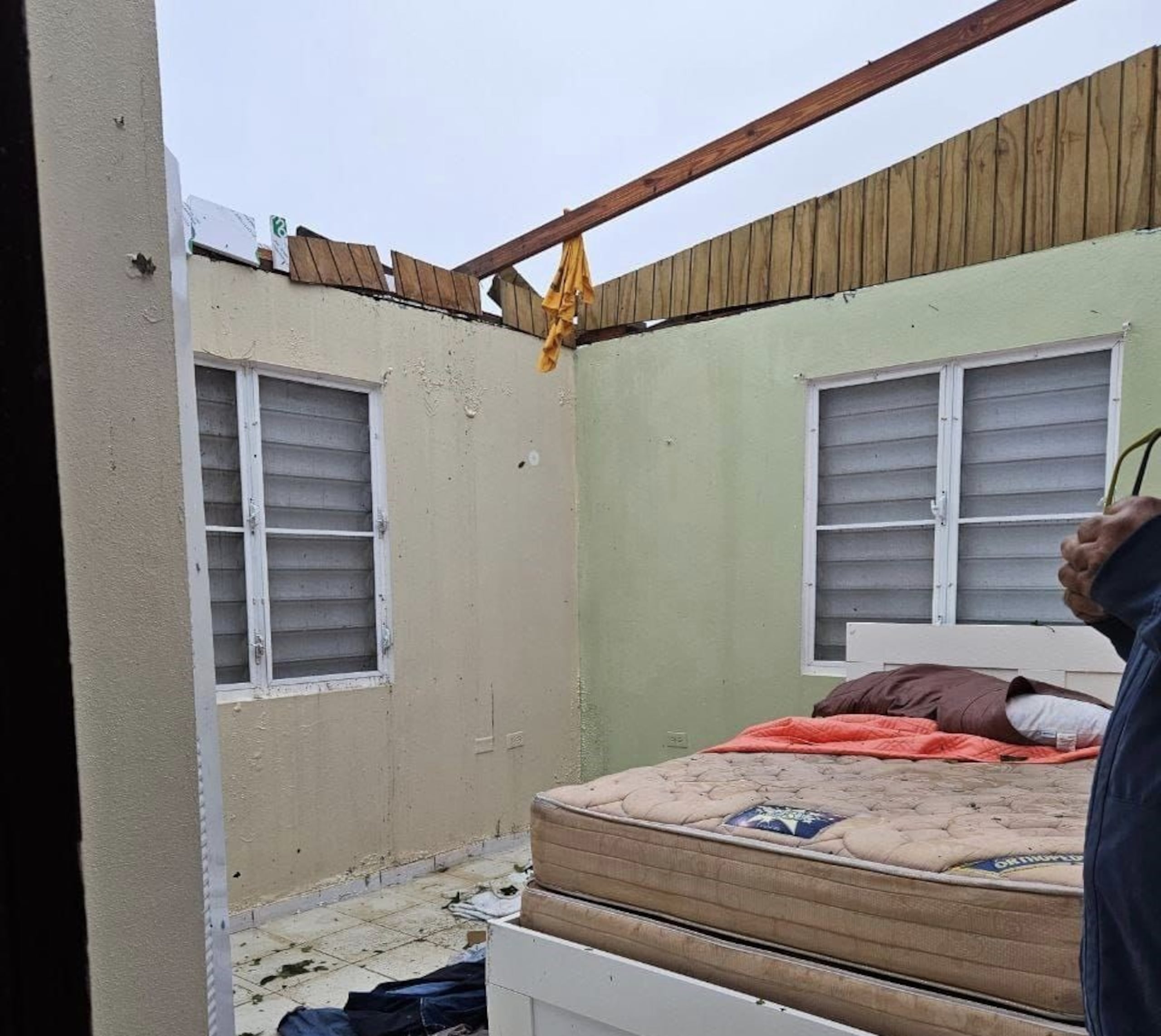 Residencia que perdió el techo en el sector La Loma, en Barranquitas, tras el paso de Ernesto. Este caso no fue reportado por el gobernador Pedro Pierluisi.