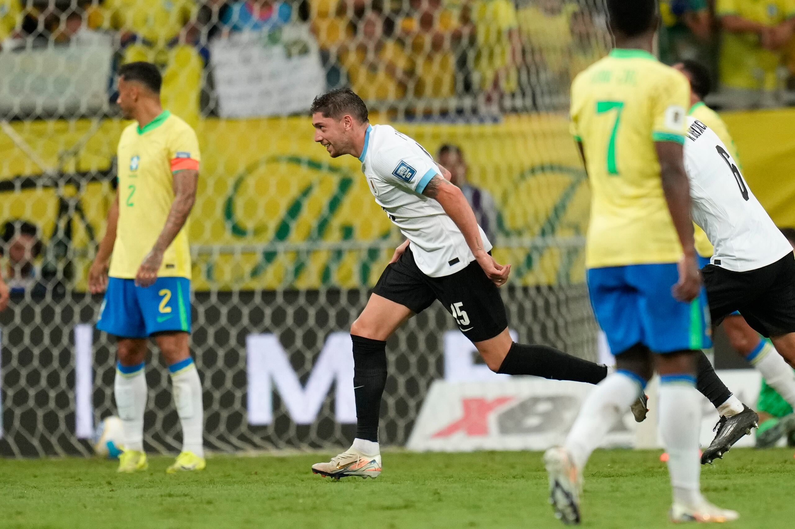 Federico Valverde, de la selección de Uruguay, festeja tras anotar ante Brasil en un duelo de las eliminatorias mundialistas, el martes 19 de noviembre de 2024, en Salvador (AP Foto/Andre Penner)