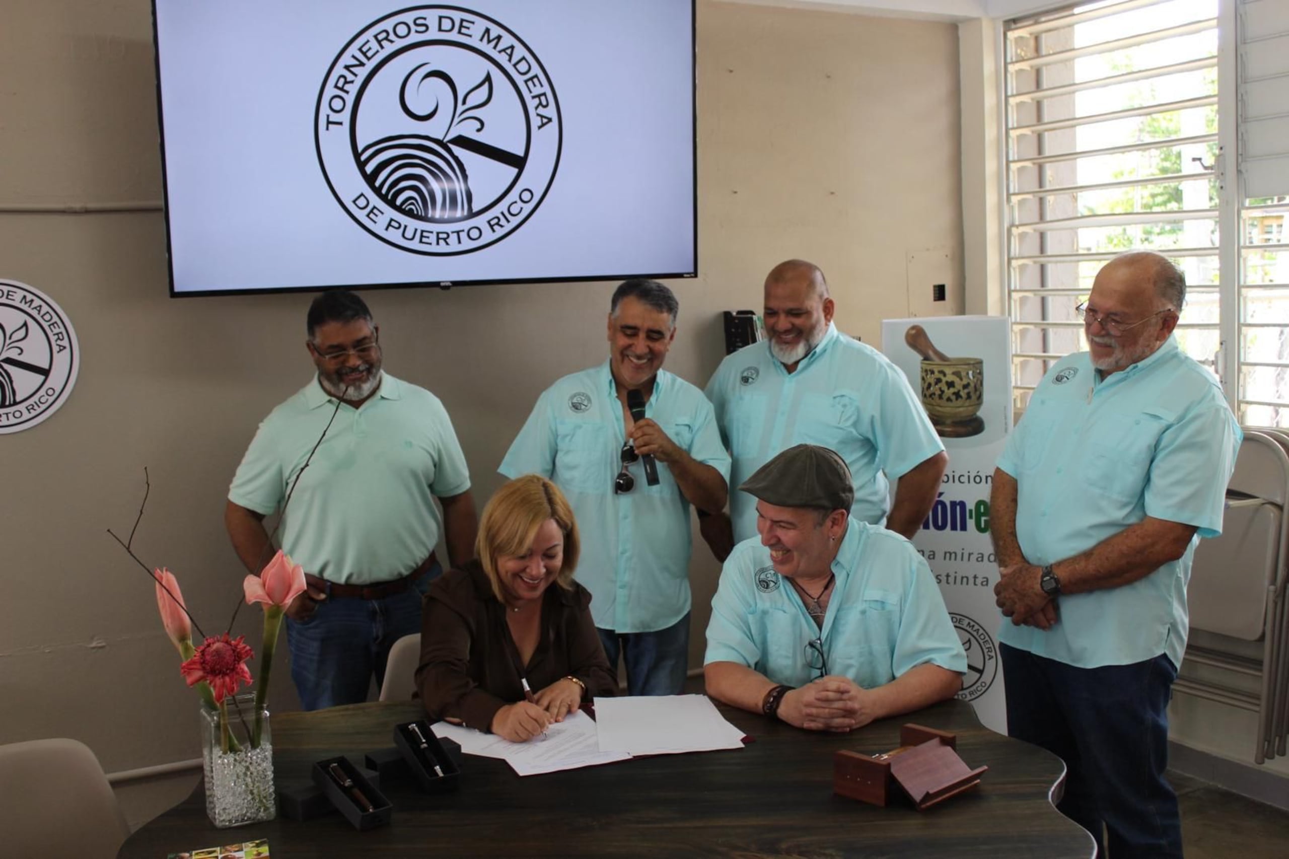 La alcaldesa de Morovis, Carmen Maldonado González, firmó un acuerdo junto a la Asociación de Torneros de Madera de Puerto Rico (ATMPR).