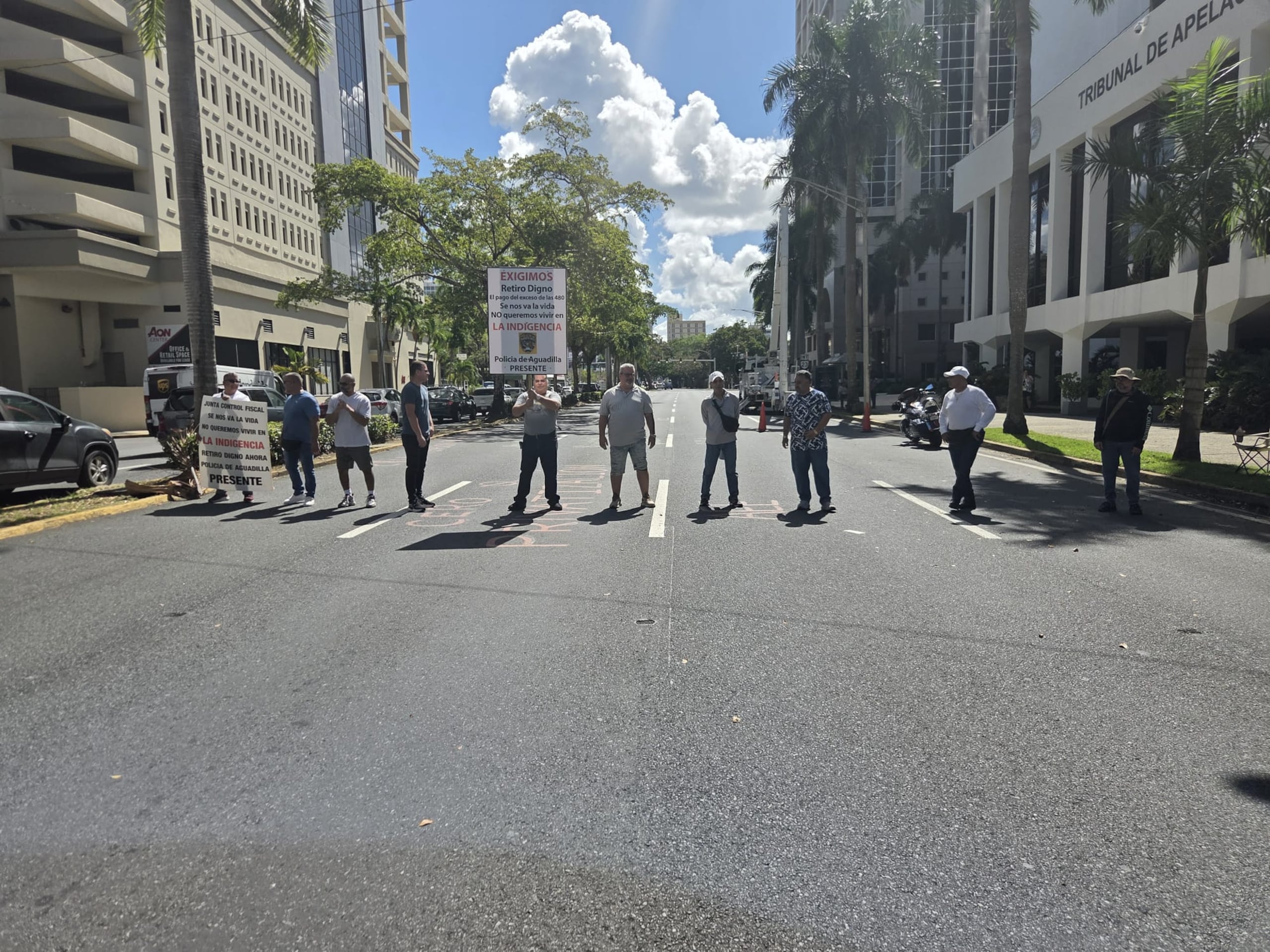 La Asociación de Policías Unidos Luchando Inc., junto a otros integrantes, paralizaron un tramo de la avenida Luis Muñoz Rivera en Hato Rey para exigir un alza salarial.