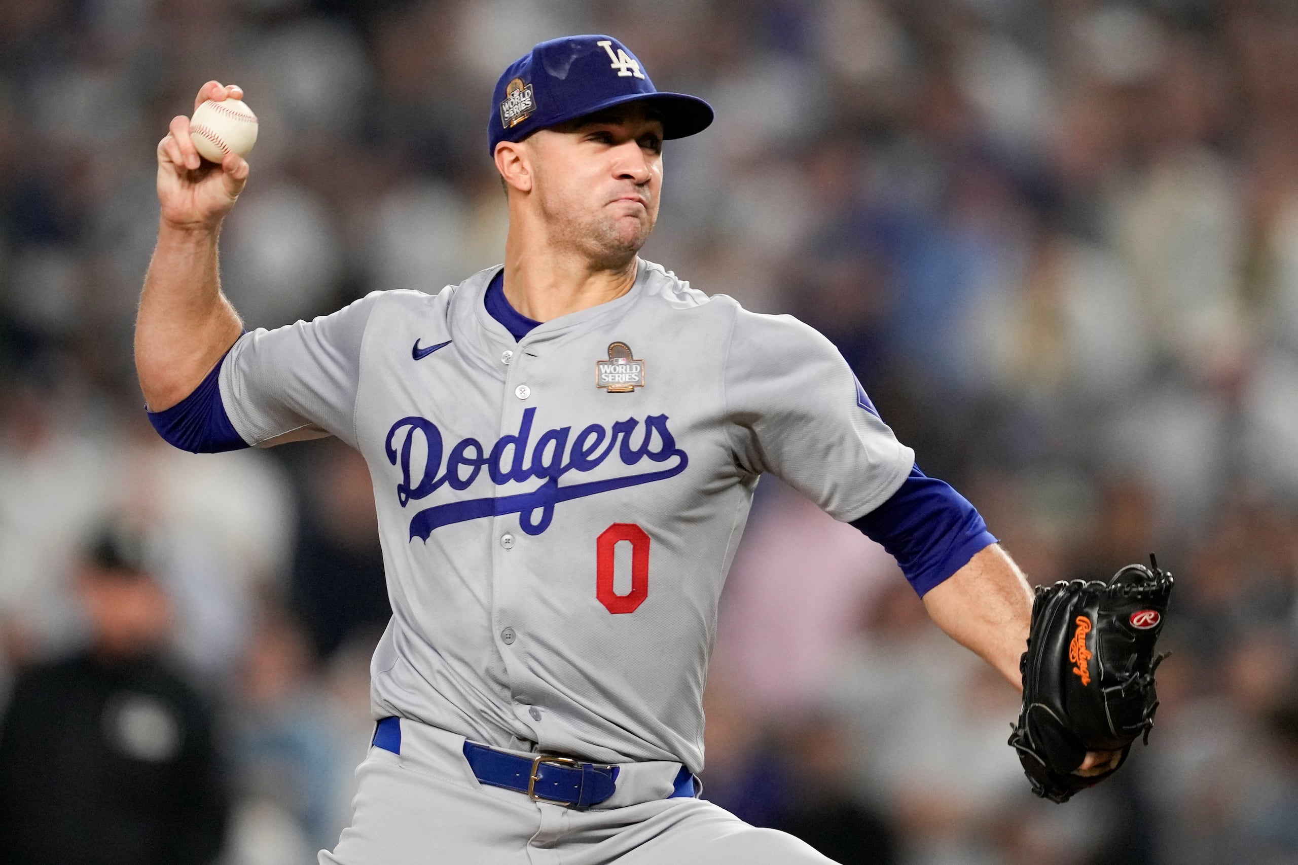ARCHIVO - El lanzador de los Dodgers de Los Ángeles, Jack Flaherty, lanza contra los Yankees de Nueva York durante la primera entrada del Juego 5 de la Serie Mundial de béisbol, el miércoles 30 de octubre de 2024, en Nueva York. (AP Foto/Ashley Landis, Archivo)