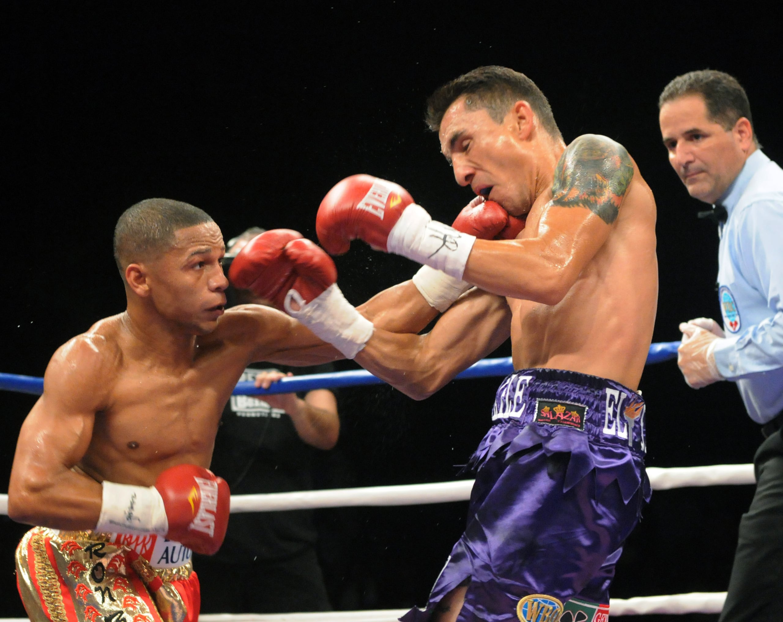 AGOSTO/30/08 REVANCHA ENTRE IVAN CALDERON VS HUGO CAZARES. EL CAMPEOM IVAN CALDERON RETUVO LA CORONA DE LA 108.LB FOTO POR JOSE RODRIGUEZ) BOX REVANCHA PUGIL