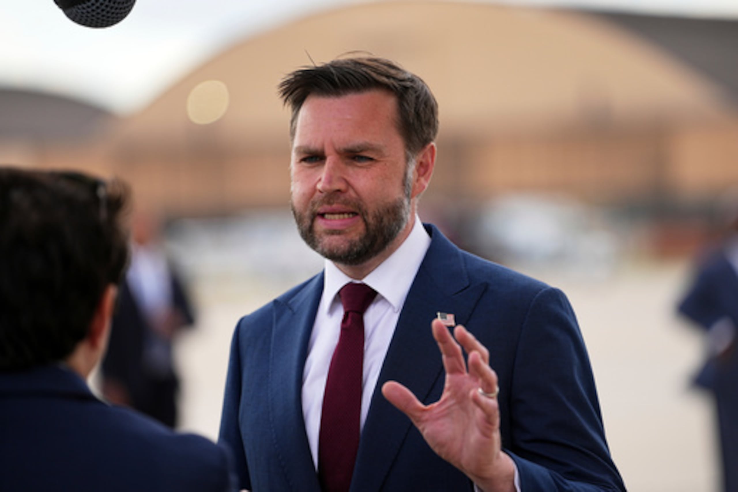 Según el analista, tras asumir la presidencia en sucesión de Trump, la primera acción de J.D. Vance sería concederle un indulto al actual mandatario.