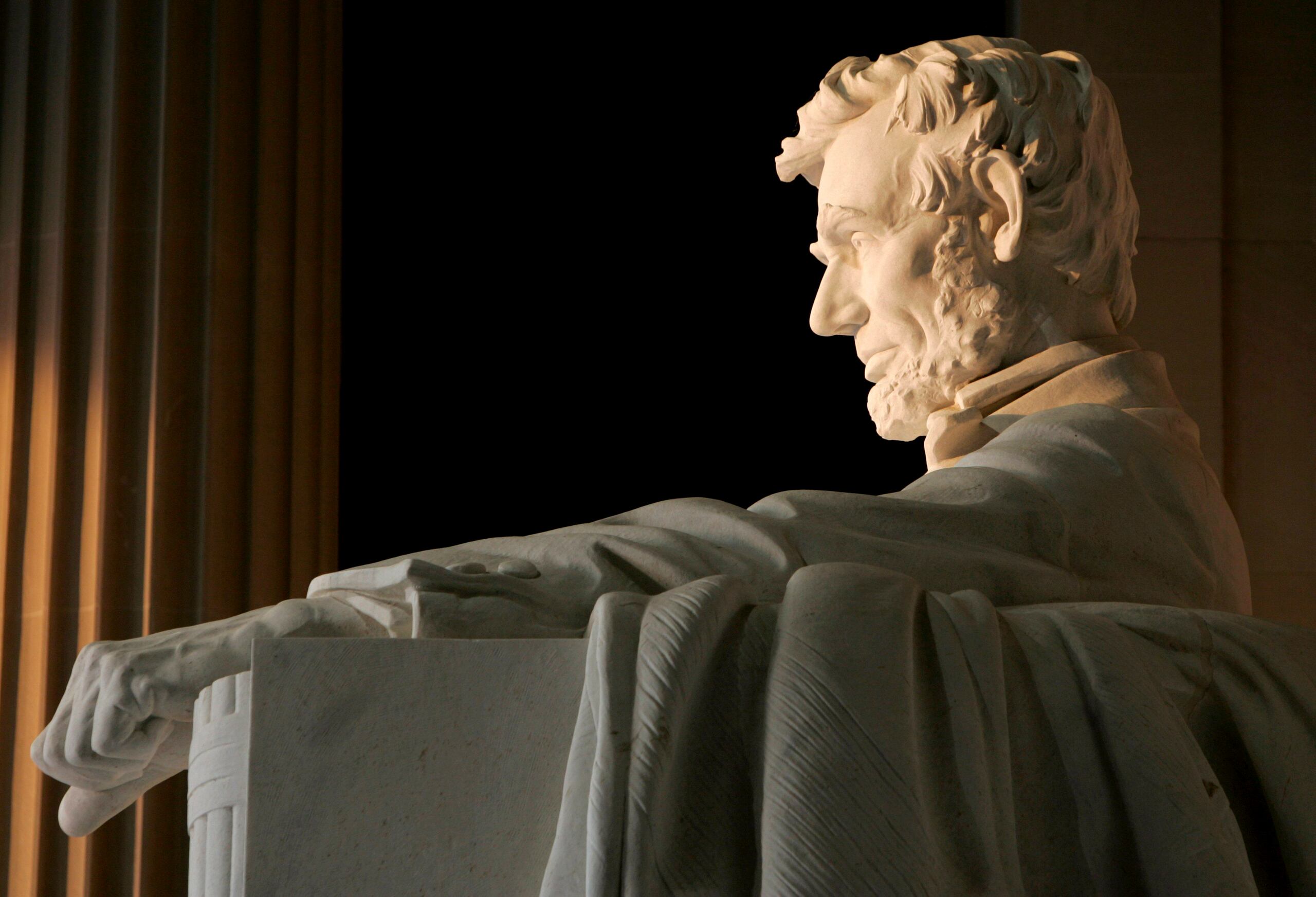 La escultura era una réplica a menor escala de la que está colocada en el Monumento a Lincoln de Washington.